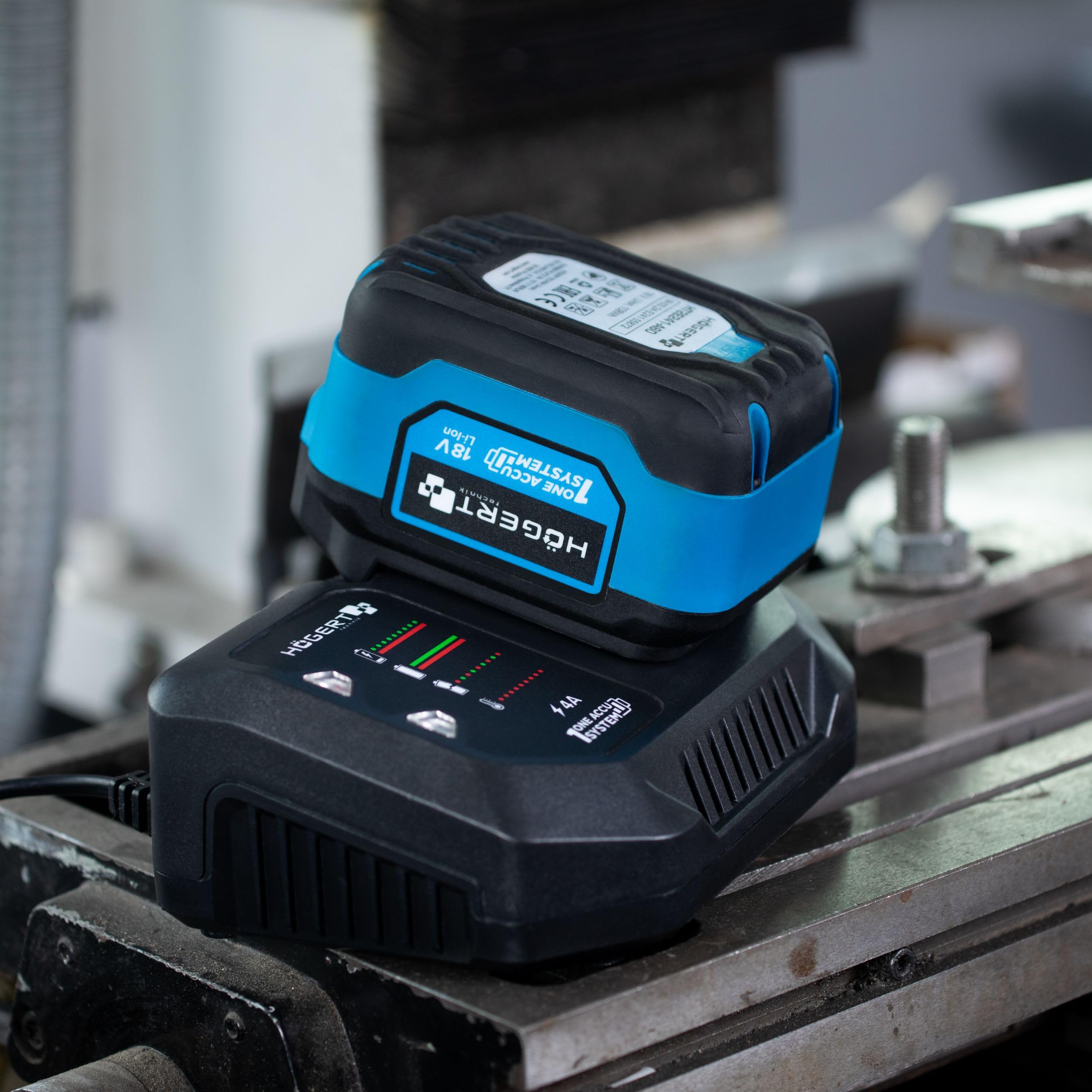 HÖGERT TECHNIK Juego de destornilladores de impacto inalámbricos, 18 V, 200 Nm, par de torsión, batería de 4,0 Ah, cargador de 4 A, maletín, motor sin escobillas, iluminación LED, protección contra