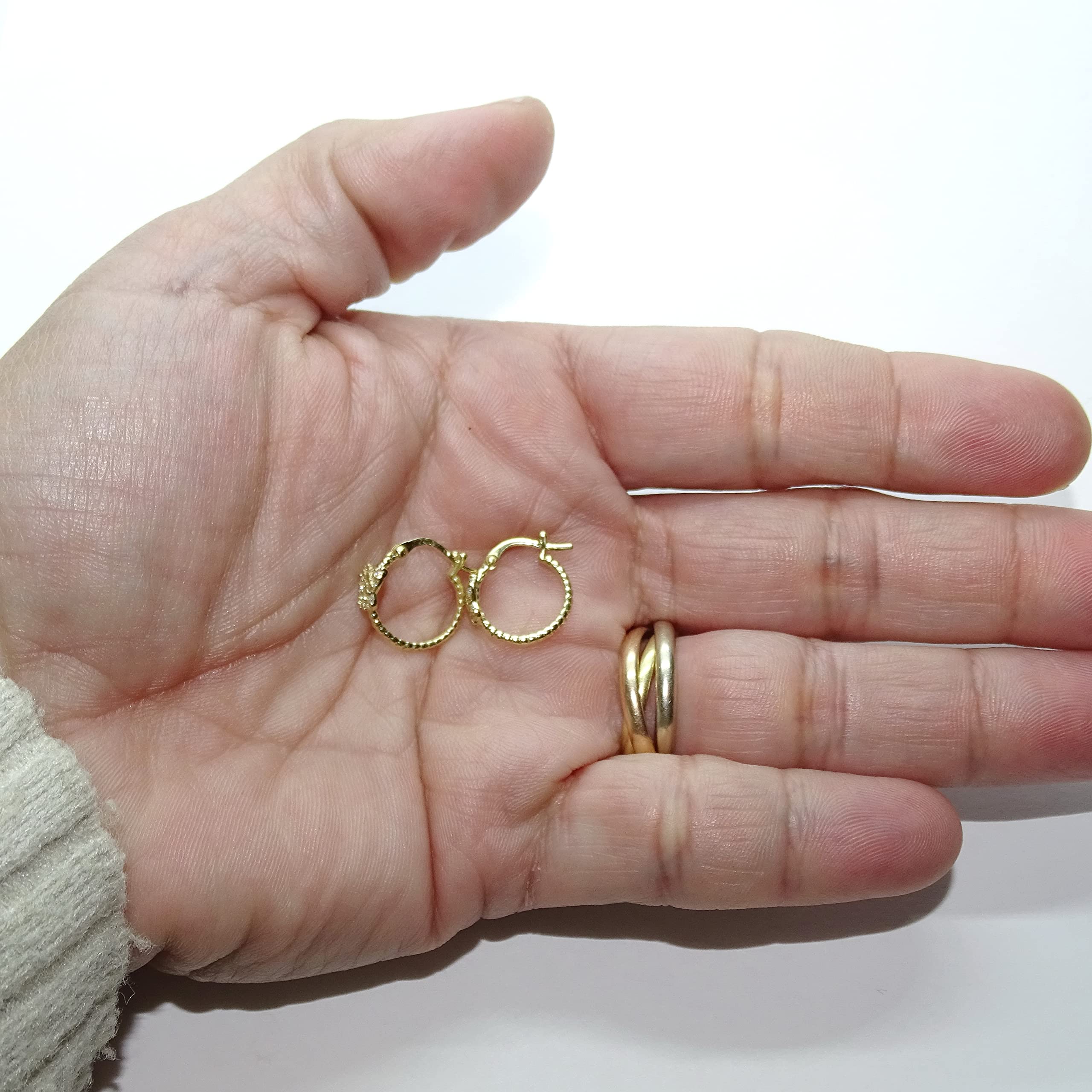 Bellissimi e originali orecchini a cerchio per bambina in oro 18k con farfalla e zirconi. Facile chiusura a scatto. Comunione ideale.