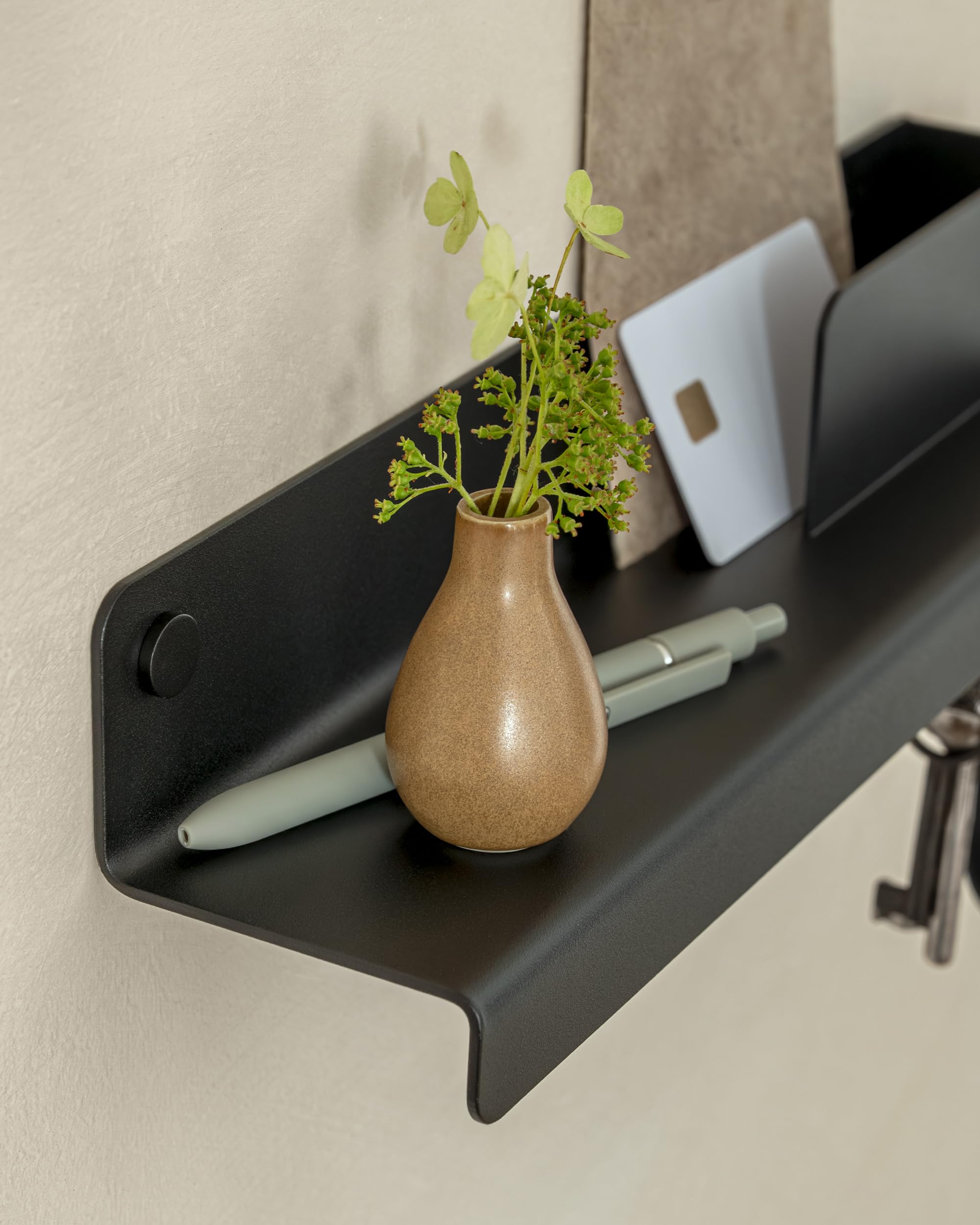 Kazai. Schlüsselbrett 'Holmsen' | Minimalistisches Schlüsselhaken-Design aus Berlin | Moderner Schlüsselhalter mit Ablage aus Metall | Schlüsselboard als Flur Möbel für die Wand | Schwarz