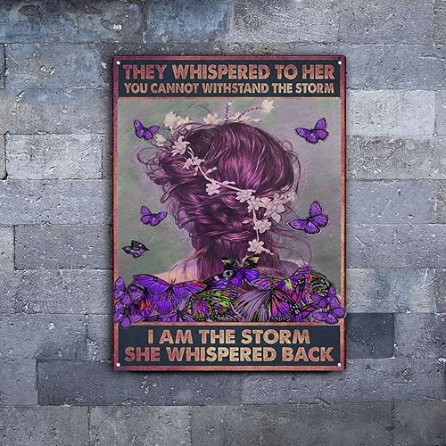 Vista 30 de xitangyouyu Letrero de hojalata con texto en inglés "They Whispered to Her You Cannot Withstand The Storm I Am She Back" de metal retro para Soy