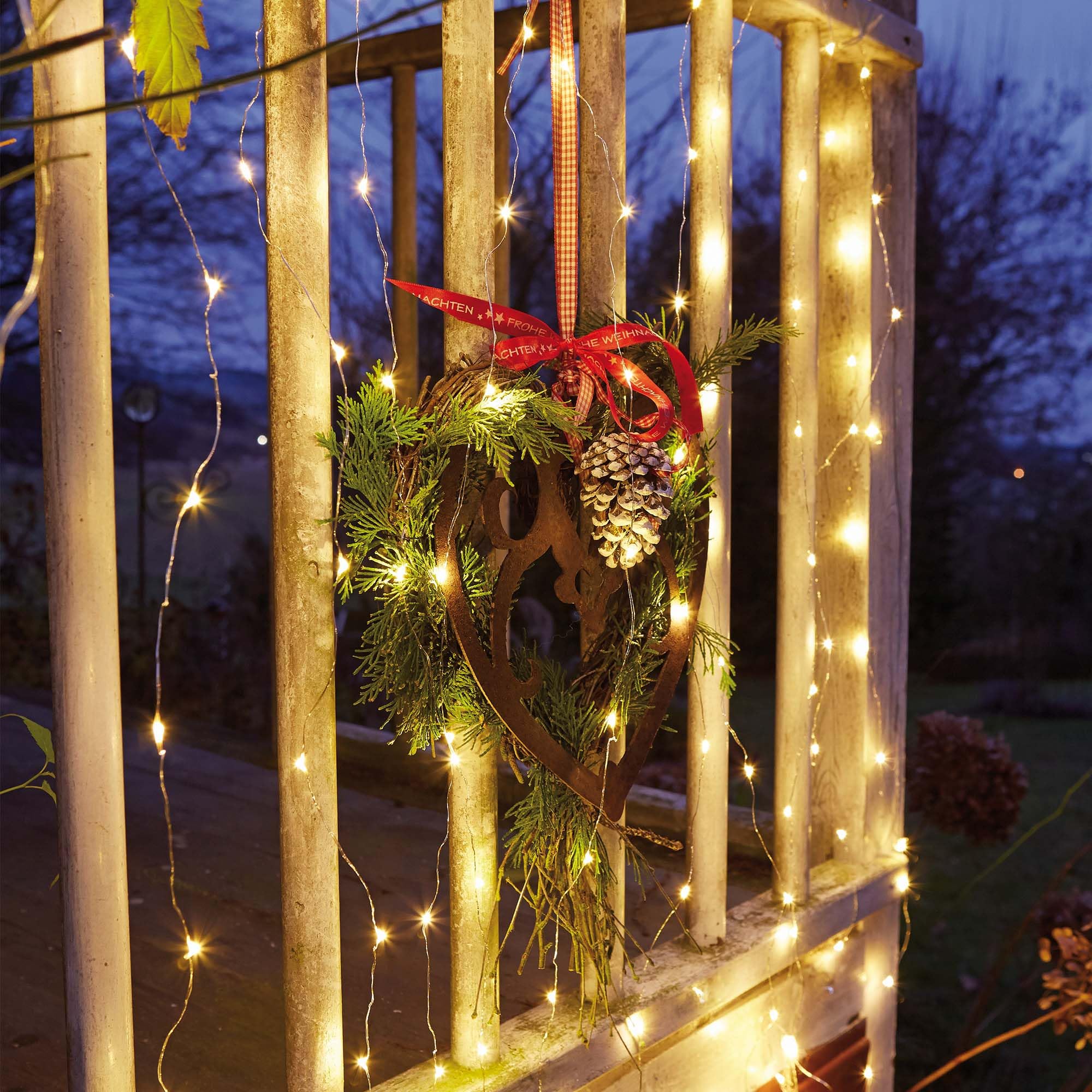 hellum LED Lichtervorhang innen mit 20 Strängen und 300 LEDs in Tauperlenform, beleuchtet 1,90m x 1,50m mit Timer, warmweiß, Lichtervorhang für außen, Weihnachtsbeleuchtung, <59 Lumen 152951