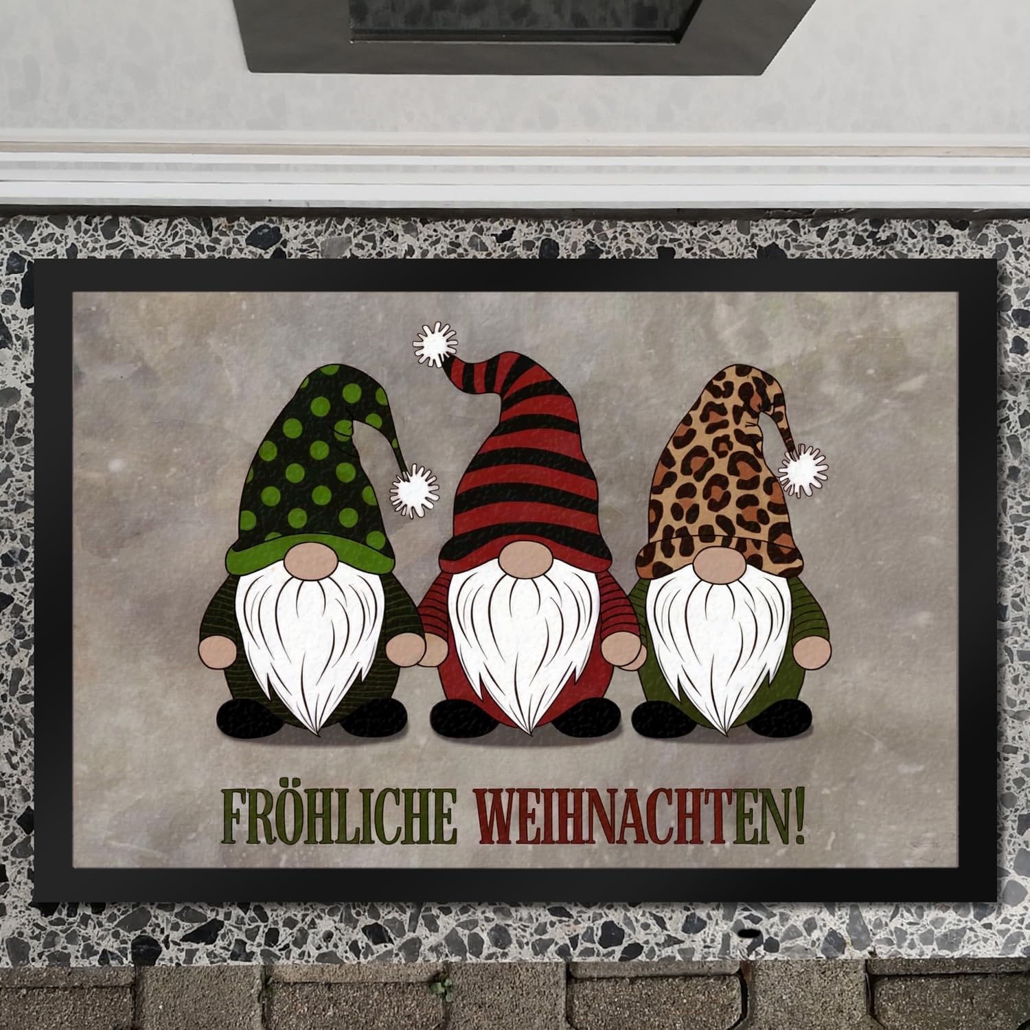 speecheese DREI Wichtel - Fröhliche Weihnachten Fußmatte XXL in 50x75 cm Weihnachten animiertes Bild grüner Hut roter Leopardenmuster - Perfekte Fußmatte XXL in 50x75 cm für Festtage