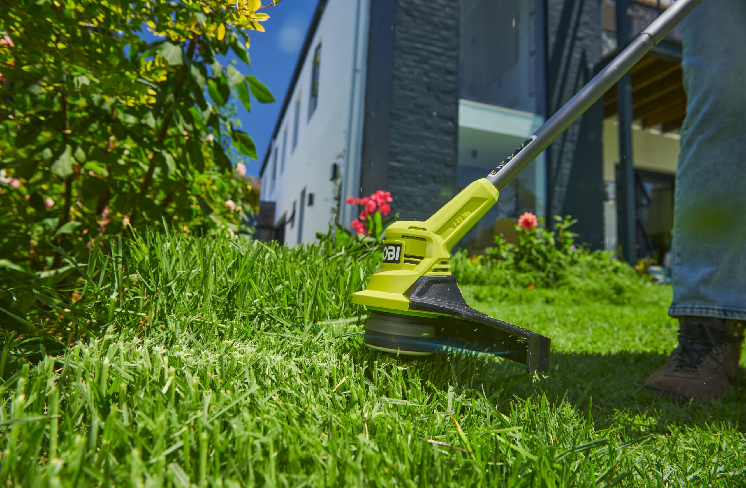 RYOBI 18 V One+ Coupe Bordure à Batterie RY18LT23A-120P, Largeur de Coupe 23 cm avec Lame en Plastique, livré avec Batterie 2,0 Ah et Chargeur
