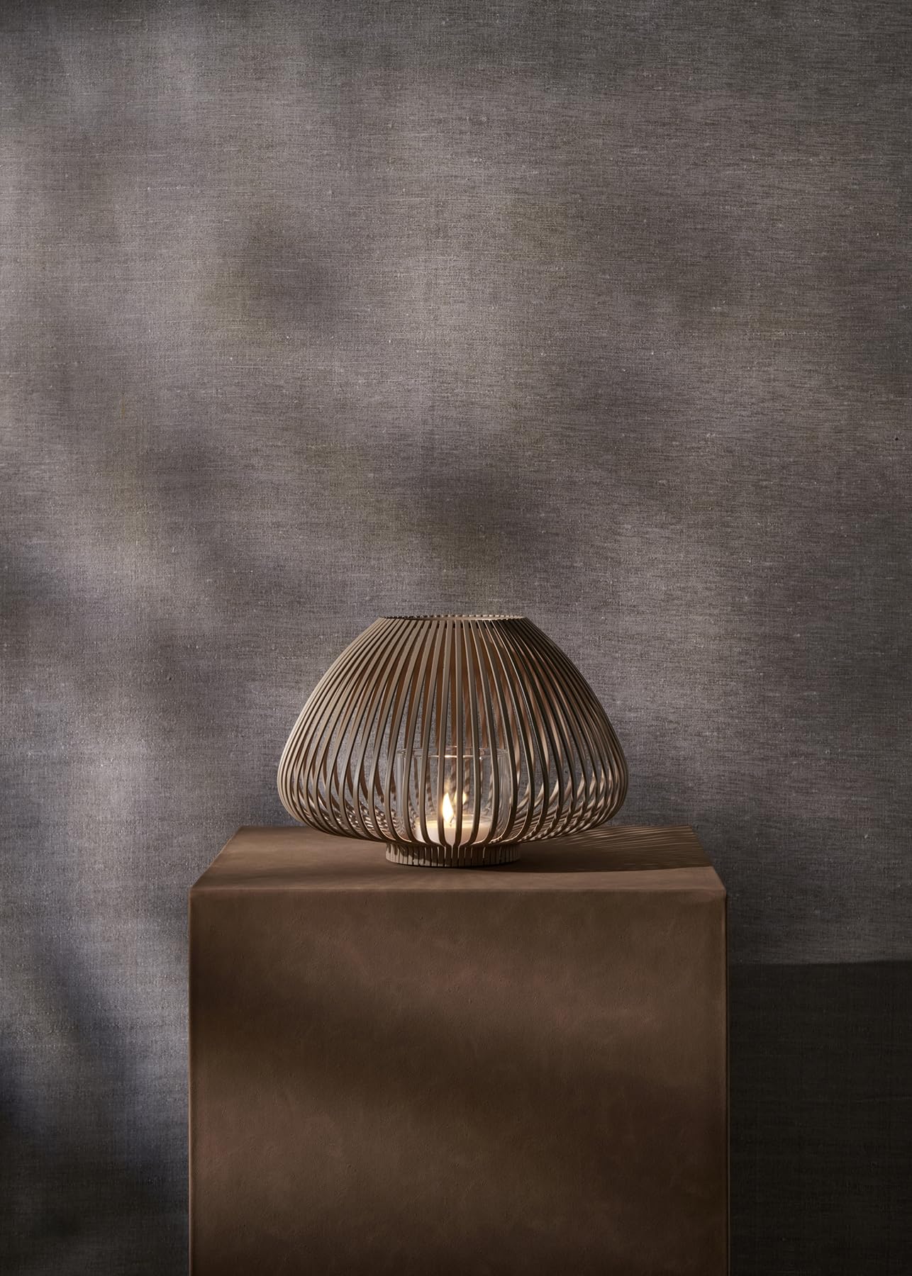 blomus Laterne -LYVA- | Nomad | Größe S | 25Ø x 17H cm | Kerzenhalter Beige | Windlicht aus Stahl inkl. Glaszylinder | Laterne Deko | Indoor Windlicht
