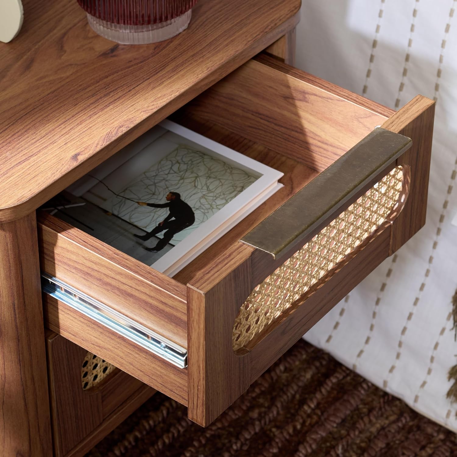 SAFAVIEH Home Collection – Brey Walnut & Brass 2-Drawer Nightstand, Mid-Century Cane Accent Bedside Table (NST3107A)