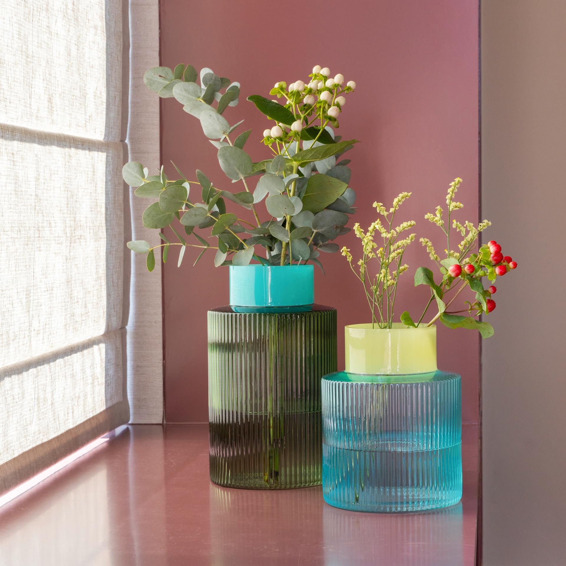 REMEMBER Glasvase Groove Green, H 23.8 cm, Ø 14.5 cm, Vasenöffnung: Ø 9.3 cm – Dekorative Design Vase aus Glas für Blumen und Trockenblumen, Moderne Tischvase für Wohnzimmer, Esszimmer oder Büro