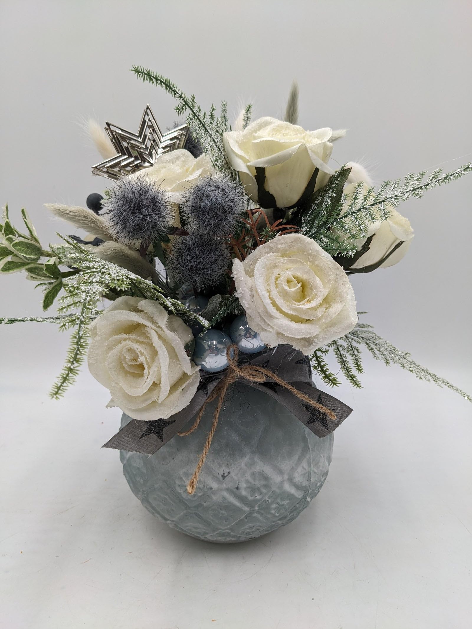 Wintergesteck Rosen Stern Gräser blau Weiss