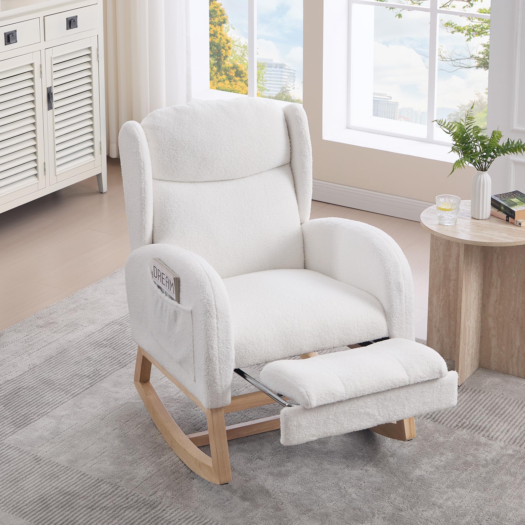 Mecedora, silla de lactancia, sillón de salón con estructura de madera, reposapiés ajustable, respaldo alto, tela teddy, con bolsillo, cómoda silla de acento para dormitorio, salón (blanco)