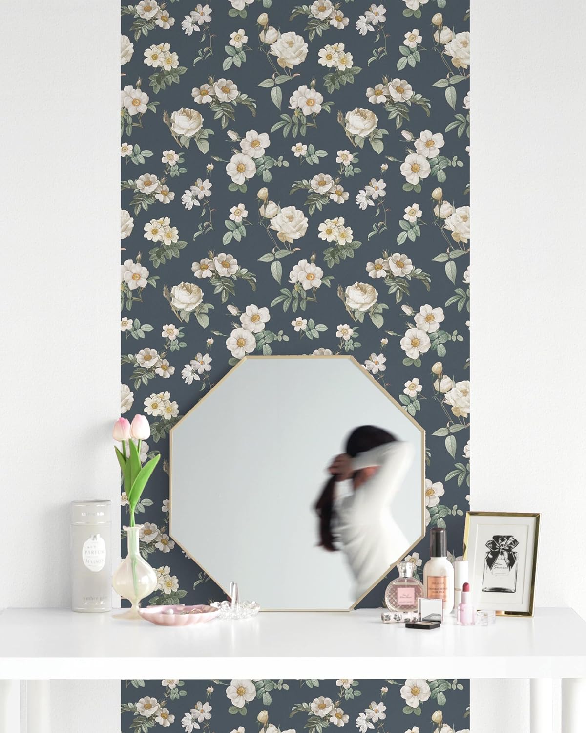 壁紙屋本舗 Floral Peel and Stick Wallpaper, Removable Contact Paper for Walls, Cabinets & Furniture, Renter Friendly Repositionable, Navy and White Flower 9in x 19.7ft, Made in Japan, EASYWALLTAPE EMS05