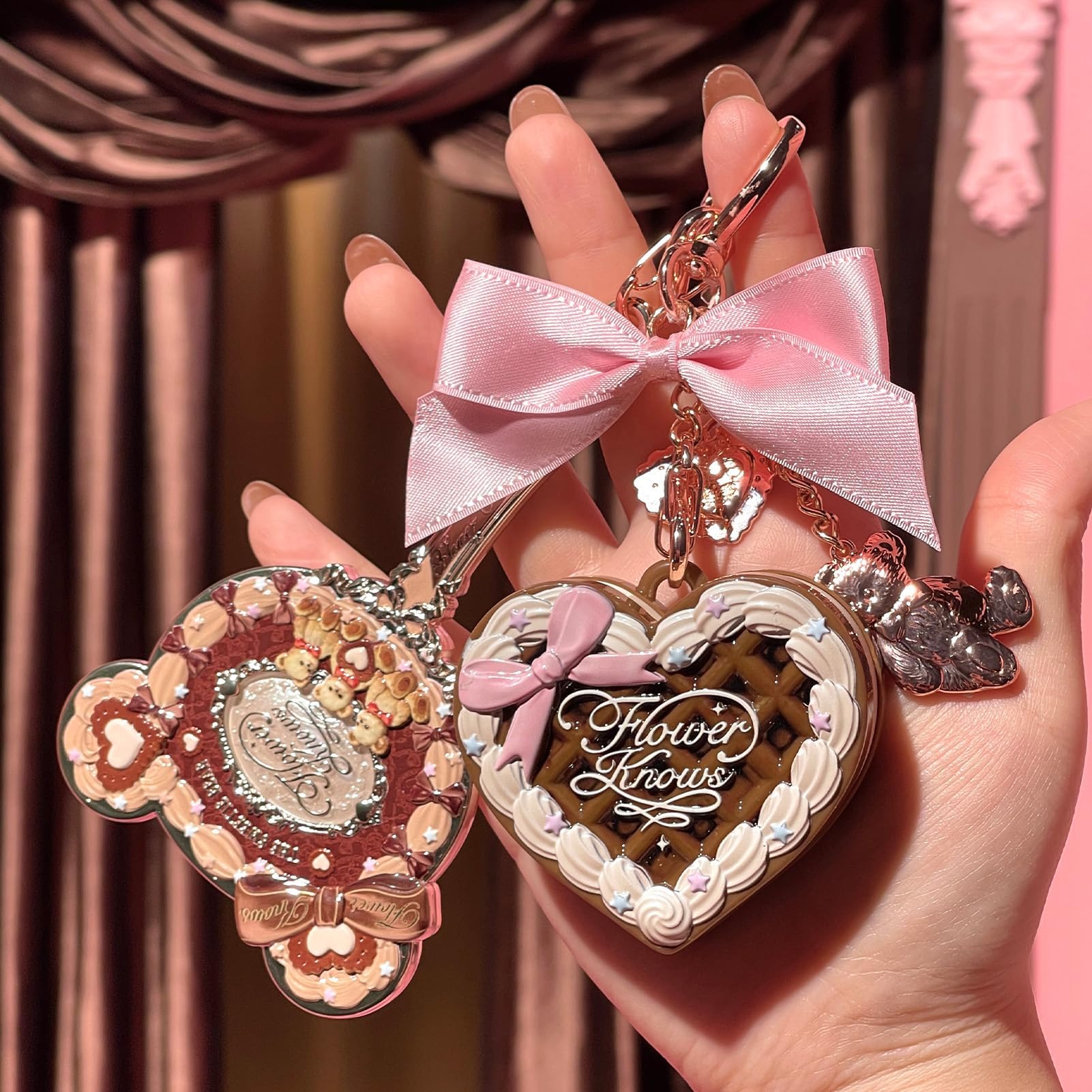 Colección Sweetie Bear: polvos fijadores Flower Know, llaveros con colgantes para bolsos, maquillaje y polvos compactos y en borla, difuminador de poros, regalo para mujeres (Cocoa)
