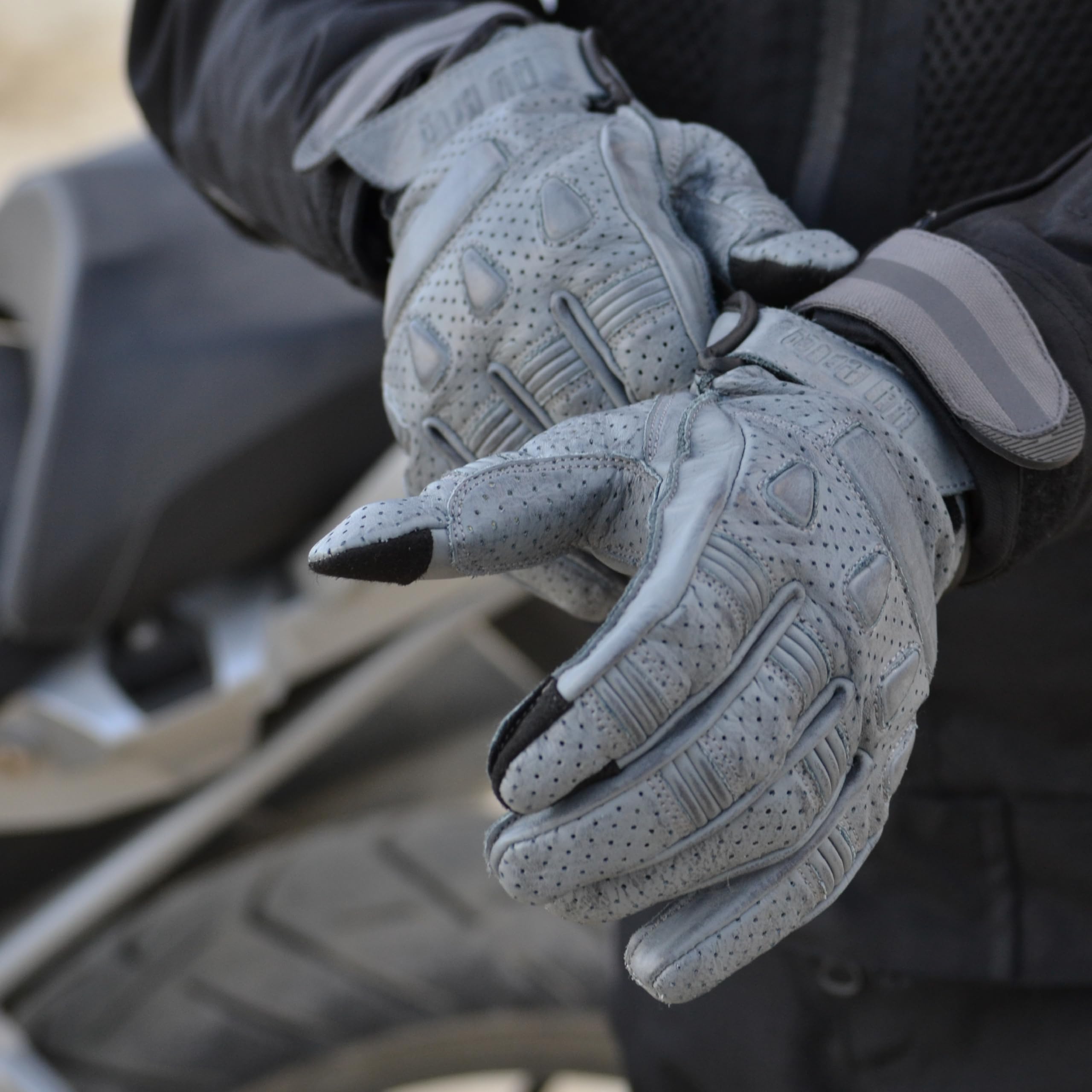 BY CITY - Guantes Pilot II Hombre - Piel Premium para Durabilidad - Refuerzos Antiabrasión de Aramida - Función Táctil en Índice y Pulgar - Ajuste Seguro con Velcro - Talla XS - Gris