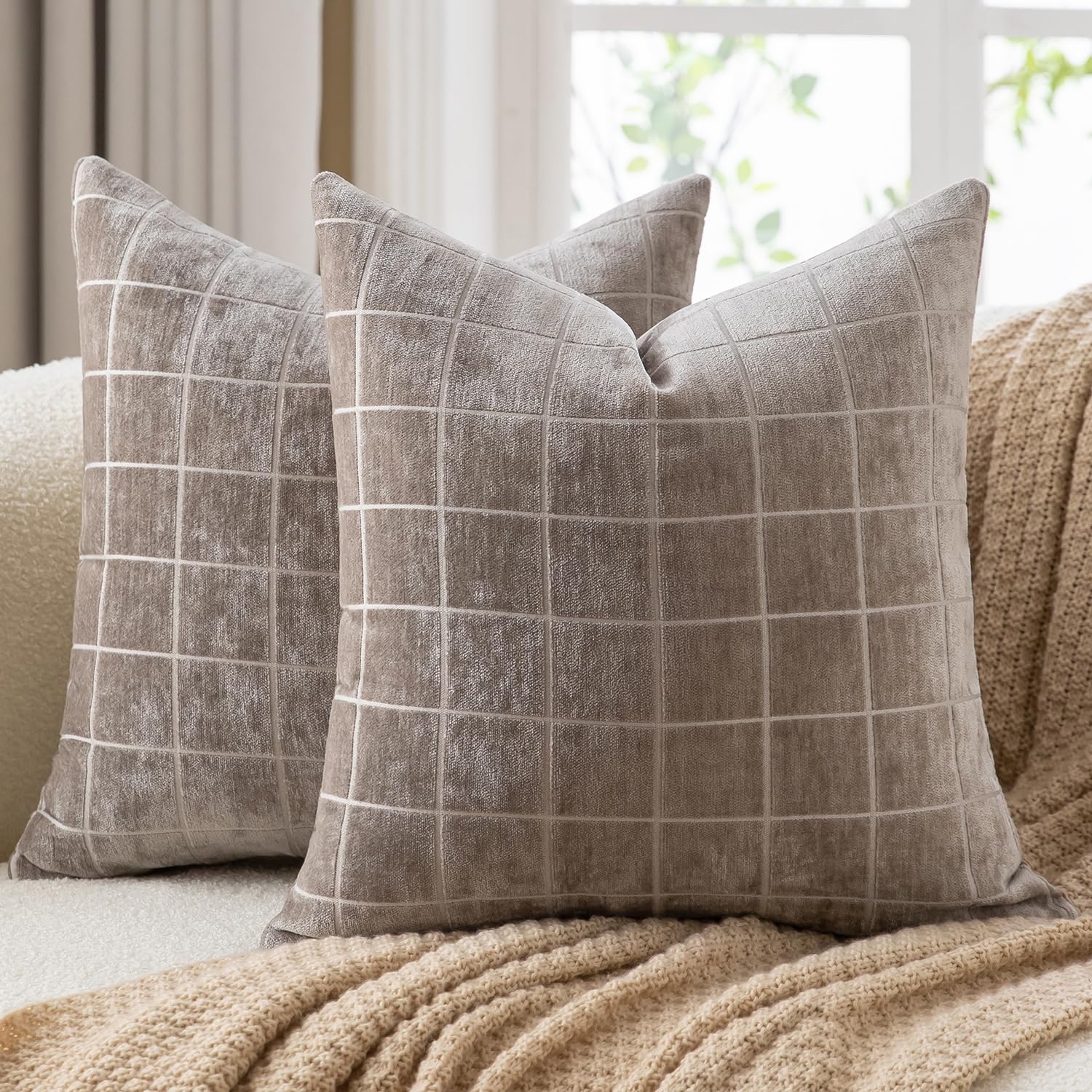 Mandioo Pack of 2 Chenille Check Cushion covers 60x60cm 24x24 Inch Vintage Plaid Decorative Pillow Covers Soft Velvet Backing Throw Pillow cases Farmhouse Sofa Couch Bed Living Room Taupe