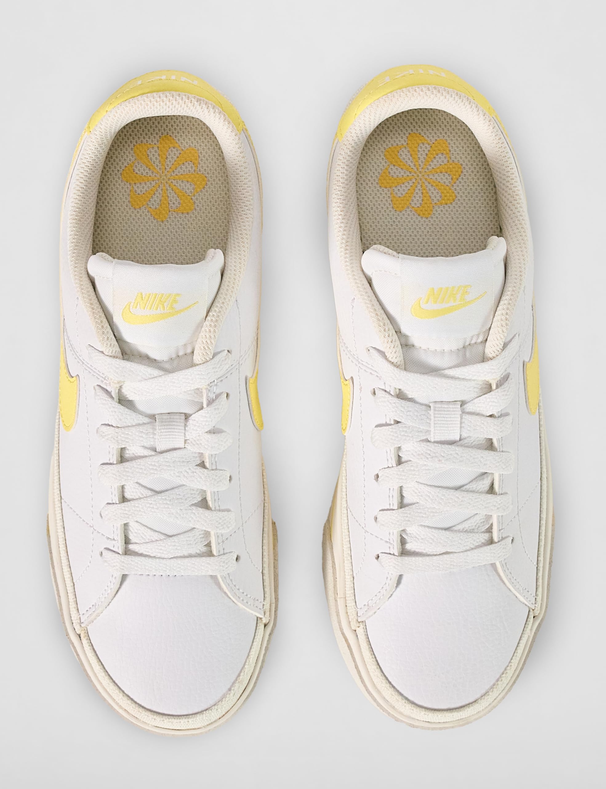 Nike Zapatos Court Legacy Next Nature para Mujer, Blanco/Amarillo Suave/Vela, 44 EU