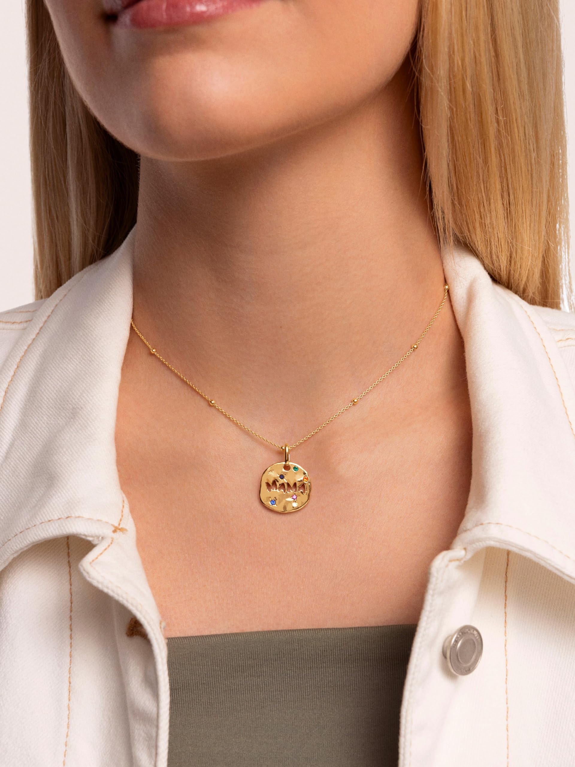 SINGULARU Charm Mujer Dots Mamá Baño Oro | Latón con baño de Oro de 18kt aporta elegancia con detalle de circonitas. Letras de la A a la Z.