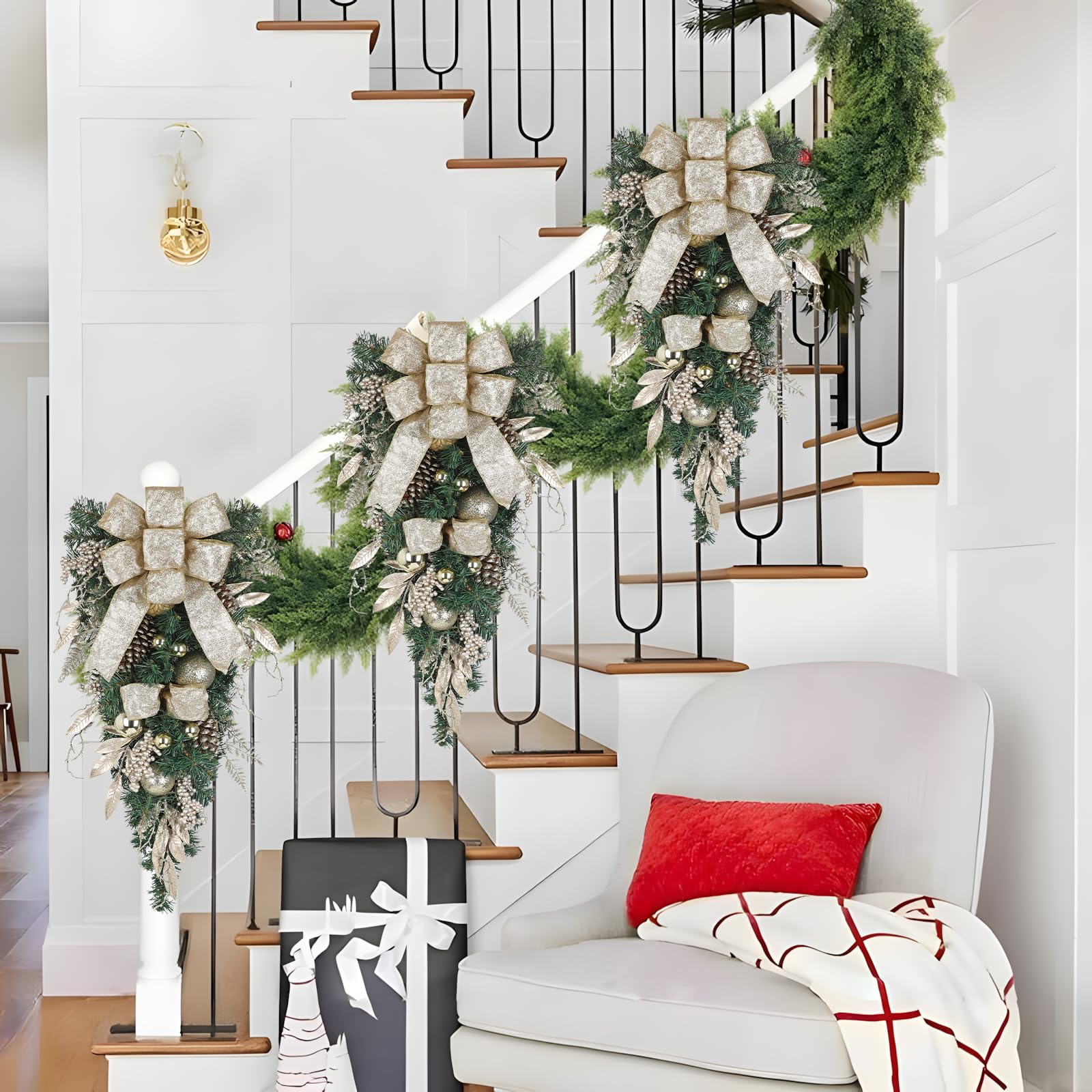 Hollyone Guirlande de Noël en Forme de Gouttes 70 cm Décoration de Noël Teardrop Swag Champagne avec Boules de Noël Baies Pommes de pin Nœud Ornements Suspendus pour Porte d'entrée