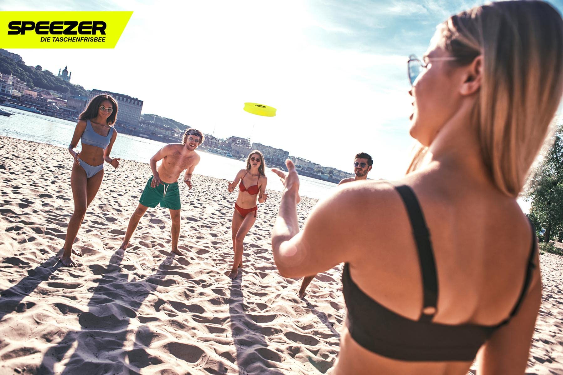 SPEEZER Lot de 3 mini frisbee - Le disque jaune est le gadget de sport amusant en plein air - Petit et doux, le disque frisbee se glisse dans n'importe quelle poche de pantalon et est le jeu de lancer