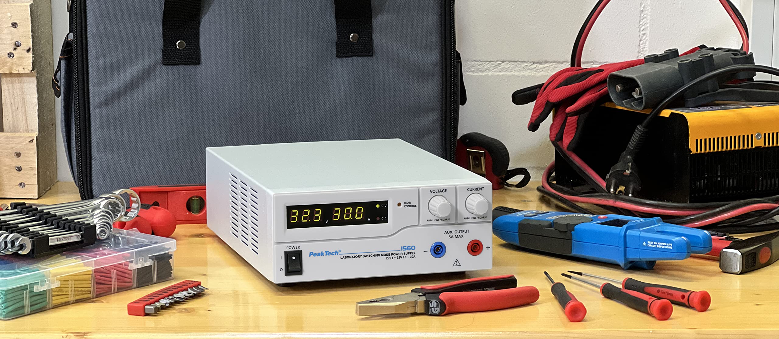 PeakTech 1560 – Generatore da laboratorio DC 1-32V/0-30A con display LED a 3 cifre, Alimentatori, 3 Preset registrabili, Protezione da sovraccarico - 200~240V AC