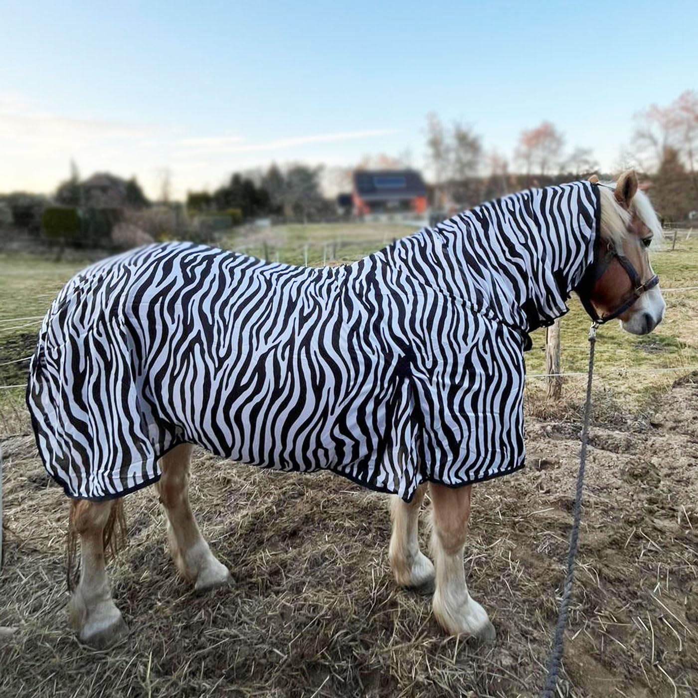 Brama-West 135 Manta antimoscas con cuello para caballos, ZebraProtect – Manta para caballos contra insectos molestos con cinturones abdominales, cierre frontal, pliegue y cola – Manta para insectos