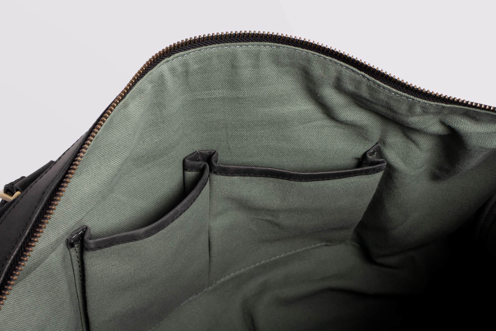 HOLZRICHTER Berlin - Weekender aus Leder & Canvas für Herren (No 8-6), Reisetasche 27x55x25 cm, Handgefertigte Umhängetasche mit Schultergurt, für Handgepäck, in Schwarz und Braun