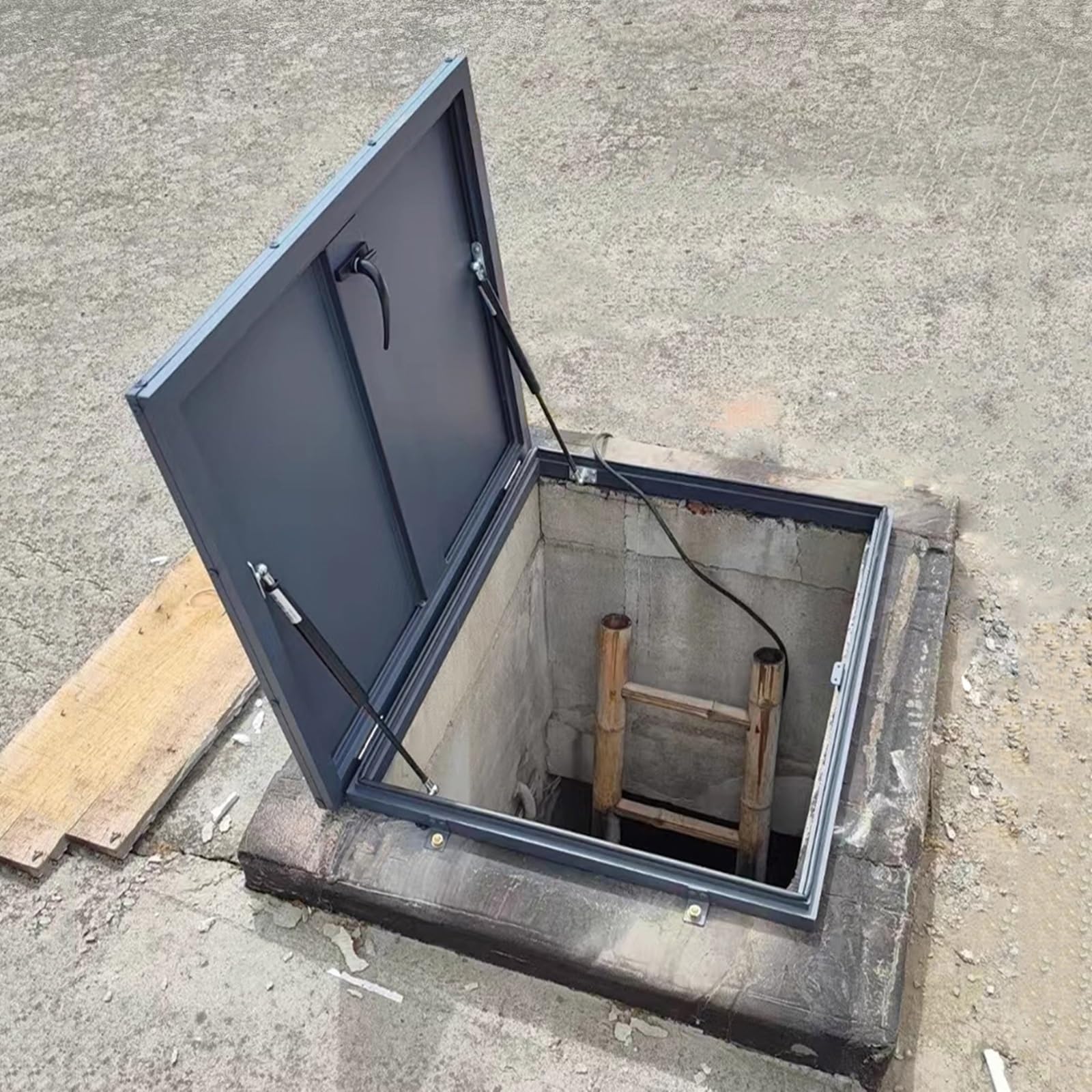 Porte de sécurité pour grenier avec trappe d'accès au toit