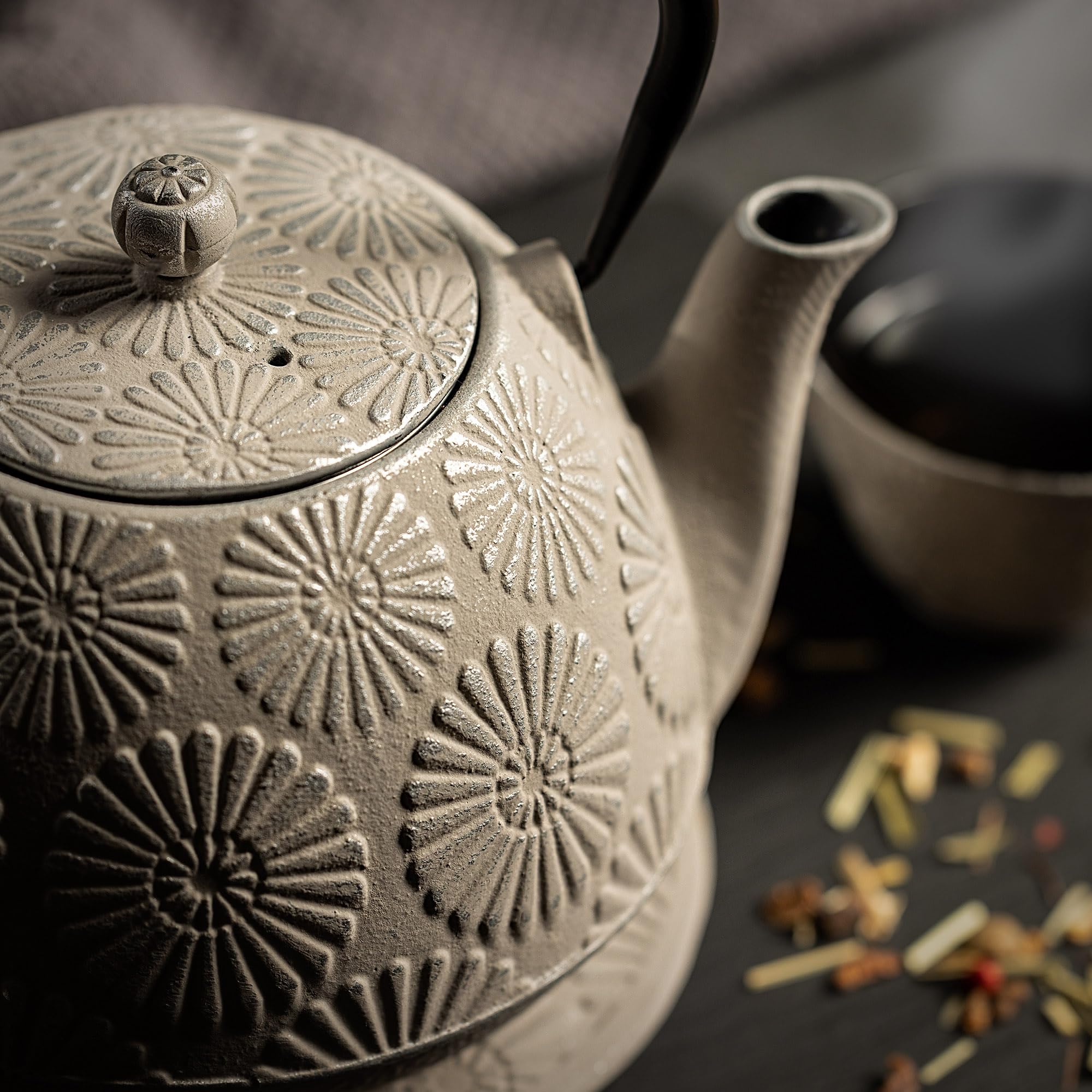 KADAX Tetera japonesa de 1,1 L con 4 tazas de té para té suelto, juego de té japonés de hierro fundido, tetera de hierro fundido con colador, tapa, asa y posavasos (gris)