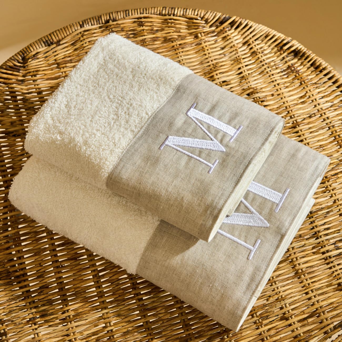 NELLA BIAGINI Set Asciugamani Bagno Viso e Bidet, con Iniziali Ricamate, Coppia Asciugamani Bagno, in Spugna di Cotone e Lino, 420 gr/mq, 110x60 cm + 60x40 cm, Made in Italy. Modello: Century