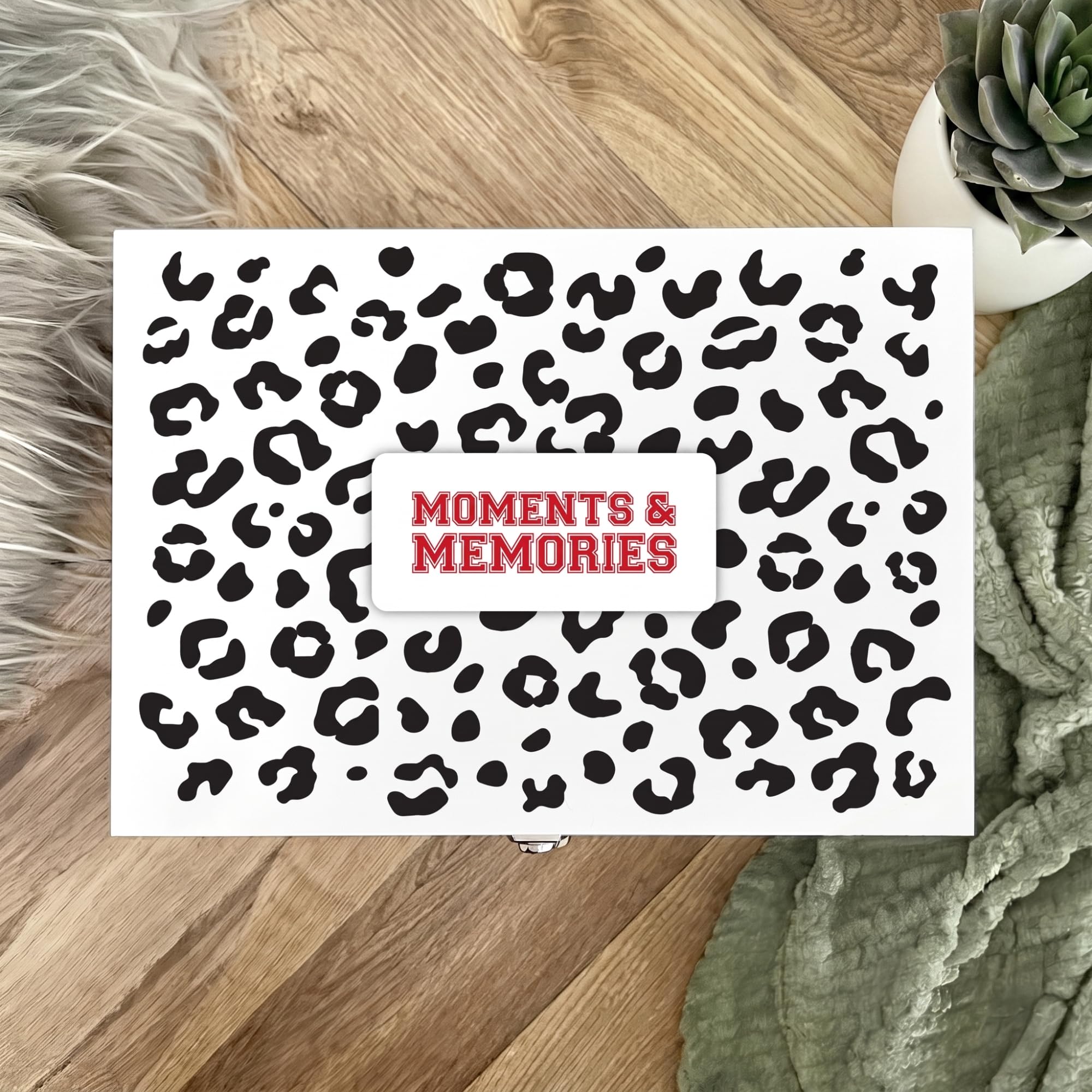 Scatola dei ricordi in legno bianco con stampa leopardata rossa, scatola per ricordi e momenti | Regalo per lei, compleanno, damigella d'onore o laurea | Scrigno dei ricordi bianco | 27 cm x 19 cm x