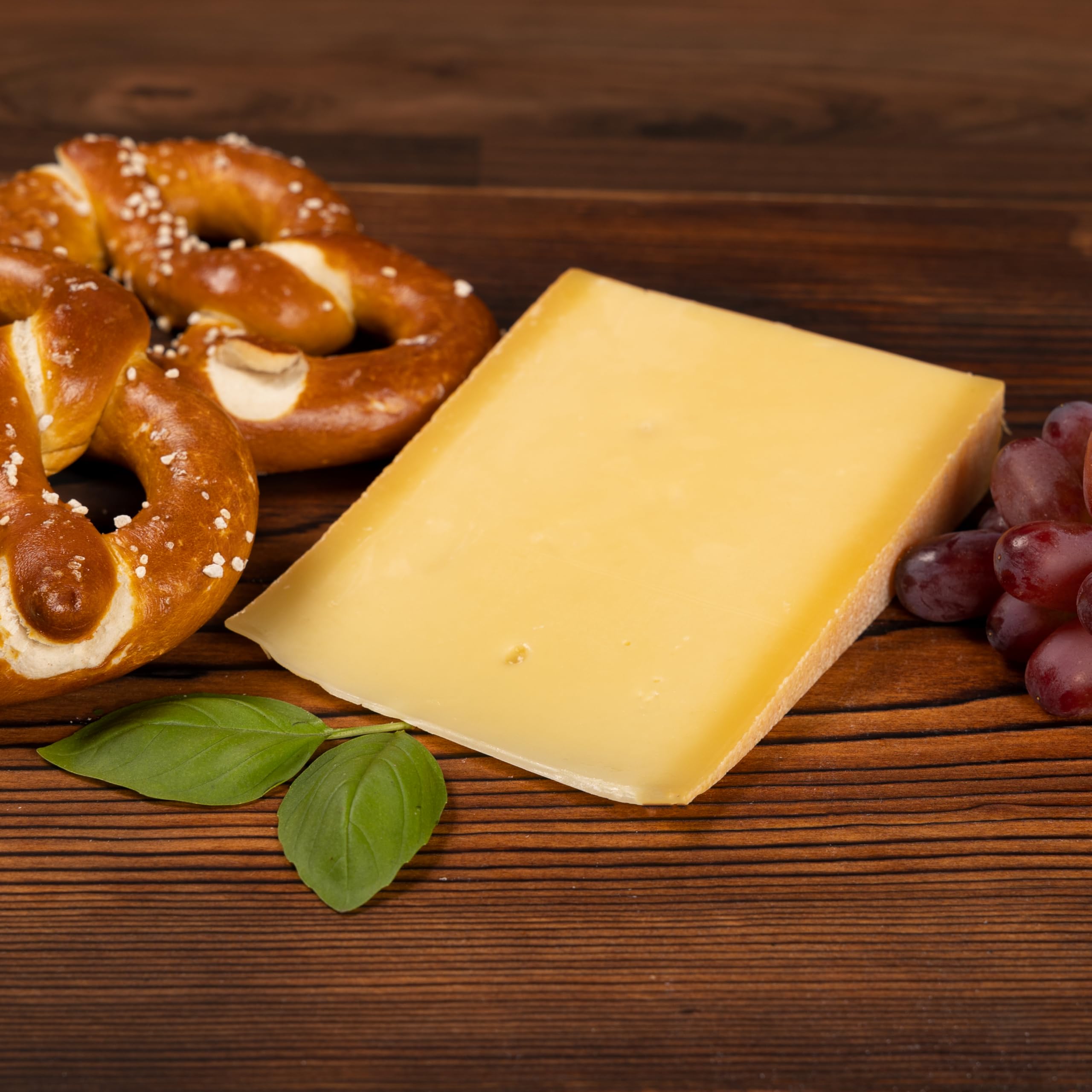 Schlemmerpaket mit Südtiroler Speck, Wurstgeschenk mit Käse, Geschenkkorb mit Salami und Schüttelbrot aus Südtirol Genuss Geschenk-Idee für Männer & Frauen oder als Wander-Brotzeit