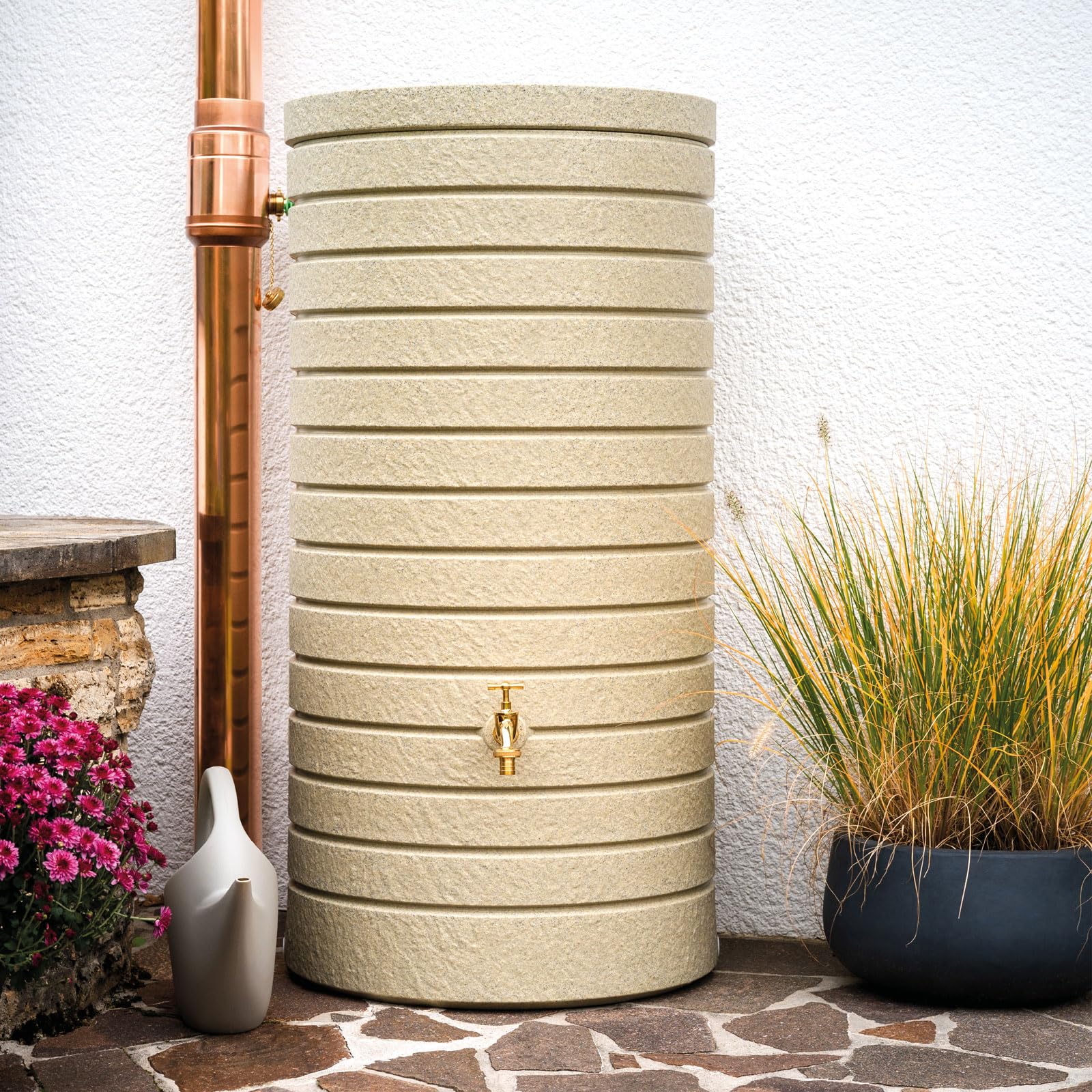 Regentonne Regenwassertank Aversa 270 Liter Sandstein aus UV- und witterungsbeständigem Material. Regenfass BZW. Regenwassertonne mit kindersicherem Deckel und Messinganschlüssen