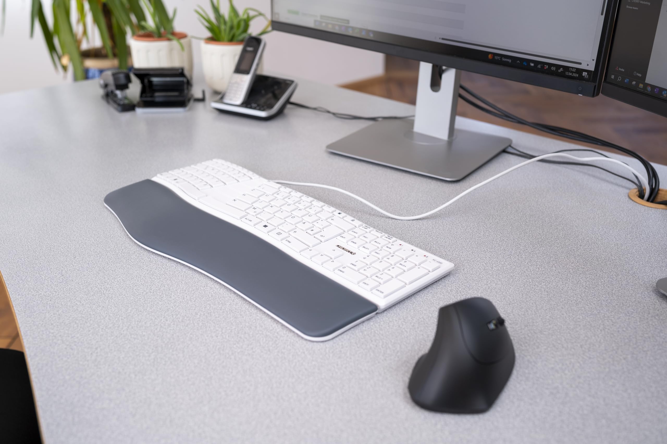 Cherry KC 4500 Ergo, ergonomische Tastatur, Deutsches Layout (QWERTZ), kabelgebunden, gepolsterte Handballenauflage mit Memory-Schaum, geschwungenes Tastenfeld, weiß-Grau