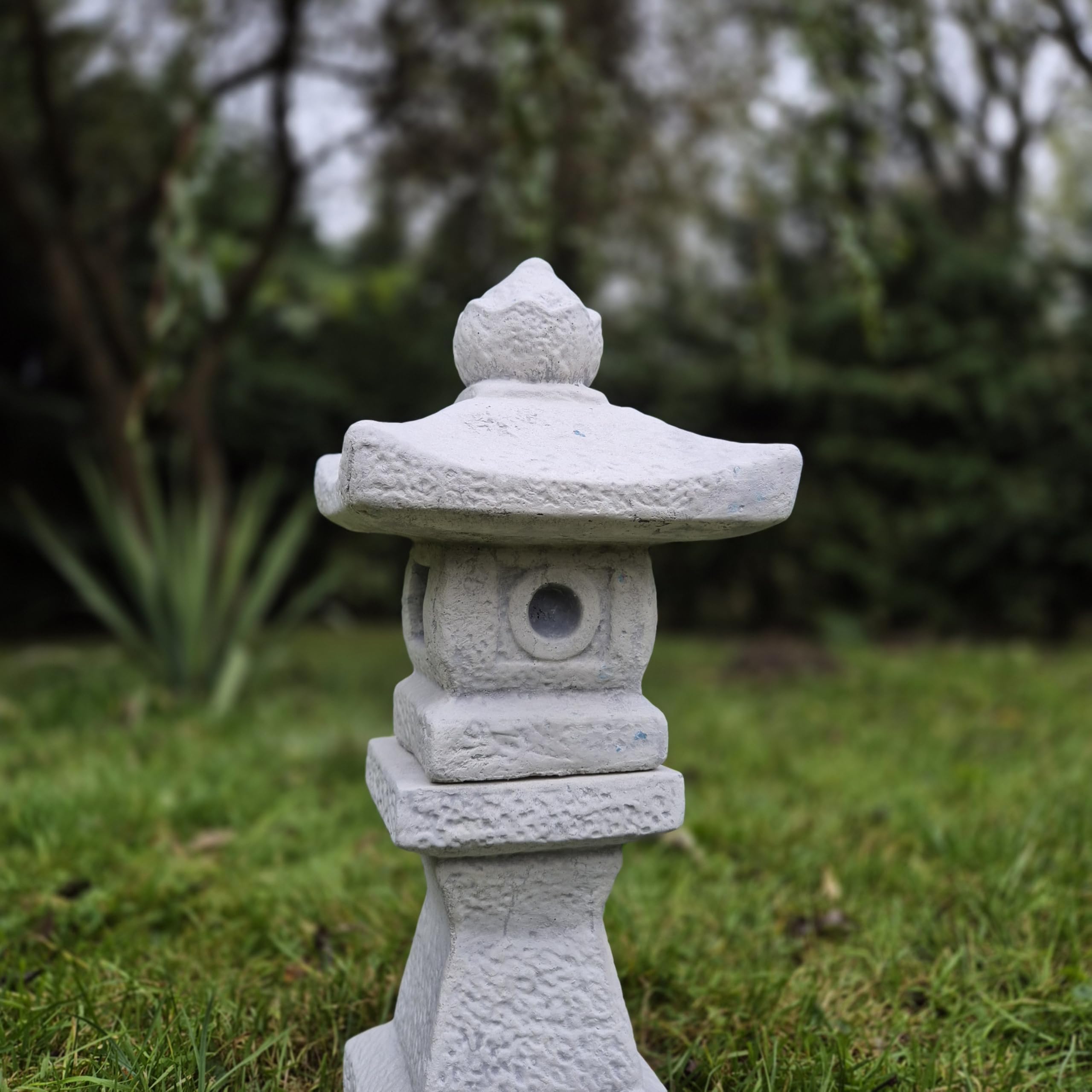 FABRIQ Pagode japonaise toro en pierre – 37 cm, lanterne peinte à la main, figurine résistante aux intempéries – Décoration extérieure