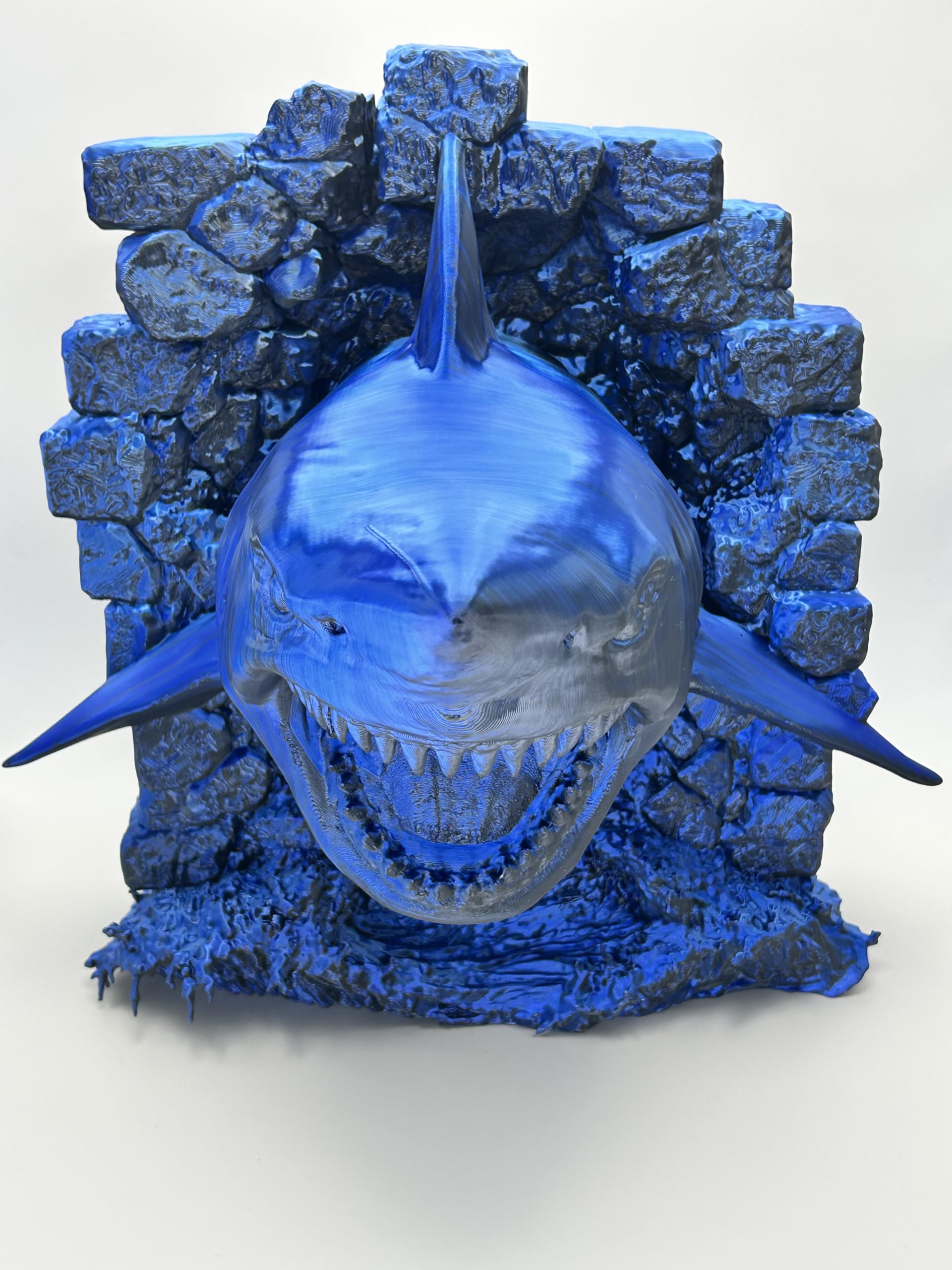 NexHome Scultura Squalo 3D da Parete o Appoggio– Decorazione Moderna di Design per Casa, Ufficio e Gaming Room – Statua Artistica Marina con Effetto Roccia per Arredo Luxury e Contemporaneo (Blu-Nero)