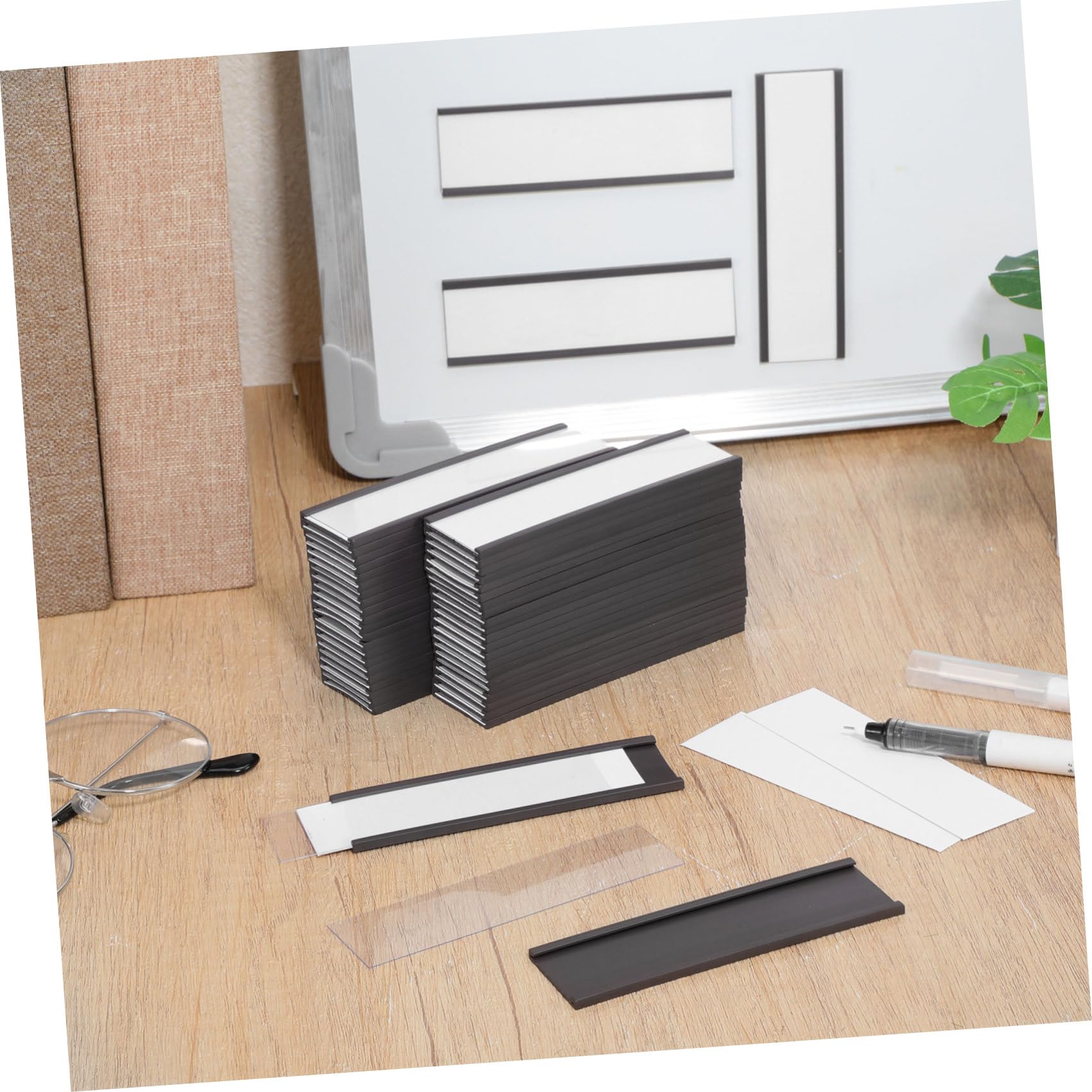 50 Pezzi Cartellini Magnetici Inserto Carta per Scaffali | Design in Gomma Magnetica, Struttura a Scheda Sostituibile, Uso Versatile in Magazzino e Retail