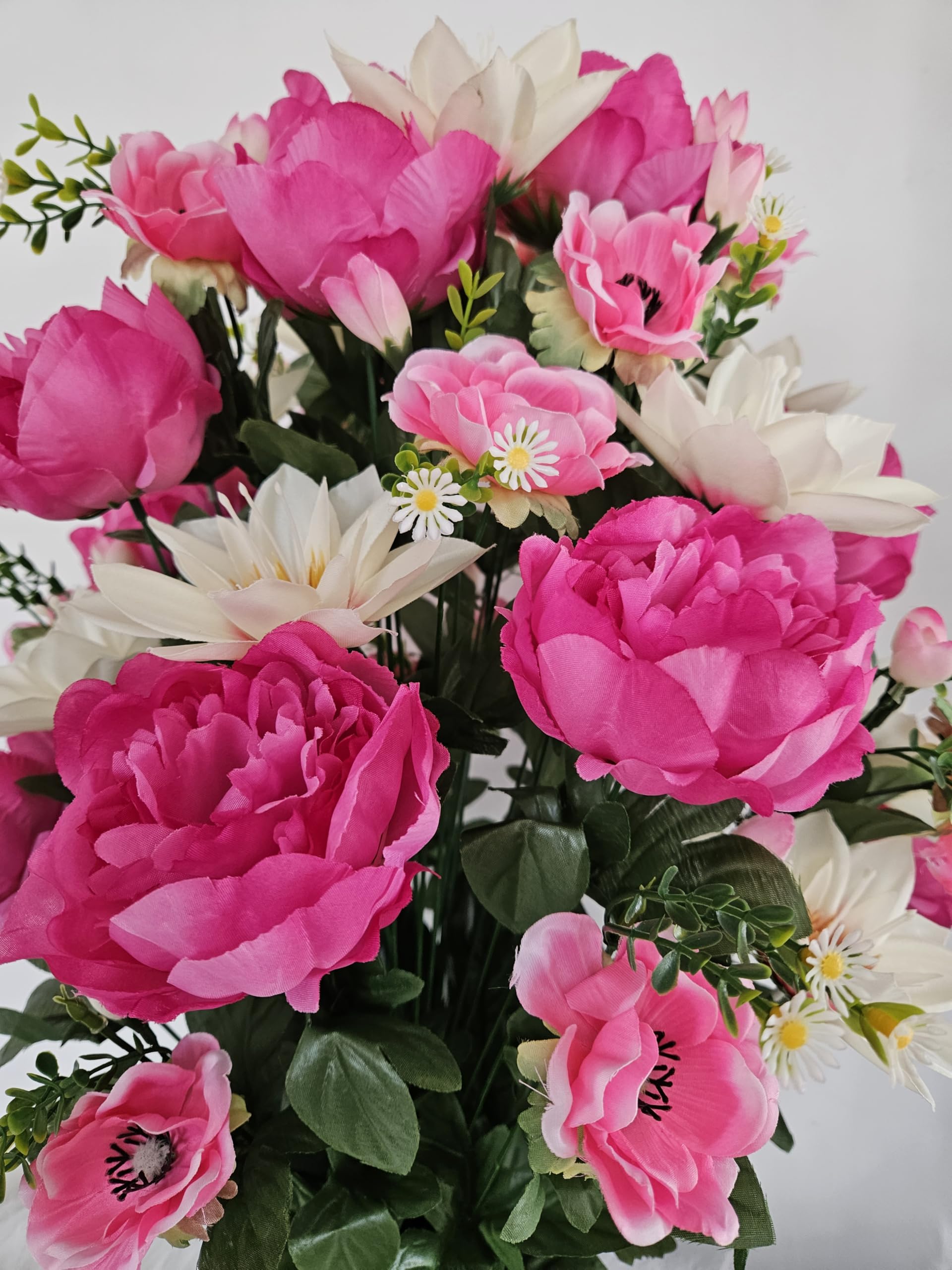 Composition de Fleurs Artificielles en Cône Lesté Ciment pour Une Parfaite Tenue à L' extérieur. Réalisé par Nos Soins Fleurs de qualité.