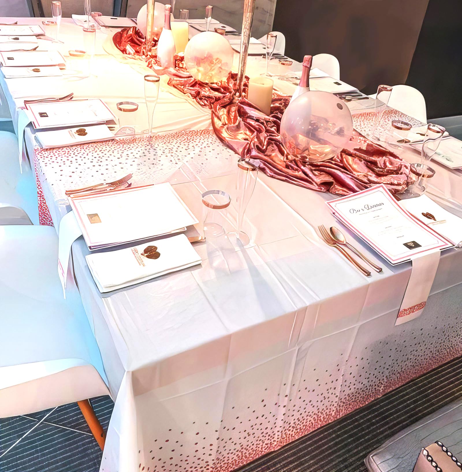 6er-Pack Tischdecken mit rosédenen Punkten für rechteckige Tische, 137 x 274 cm, weiße Kunststofftischdecken, wasserdichte Einweg-Partytischdecken, Tischdecke mit denen Punkten und Konfetti für
