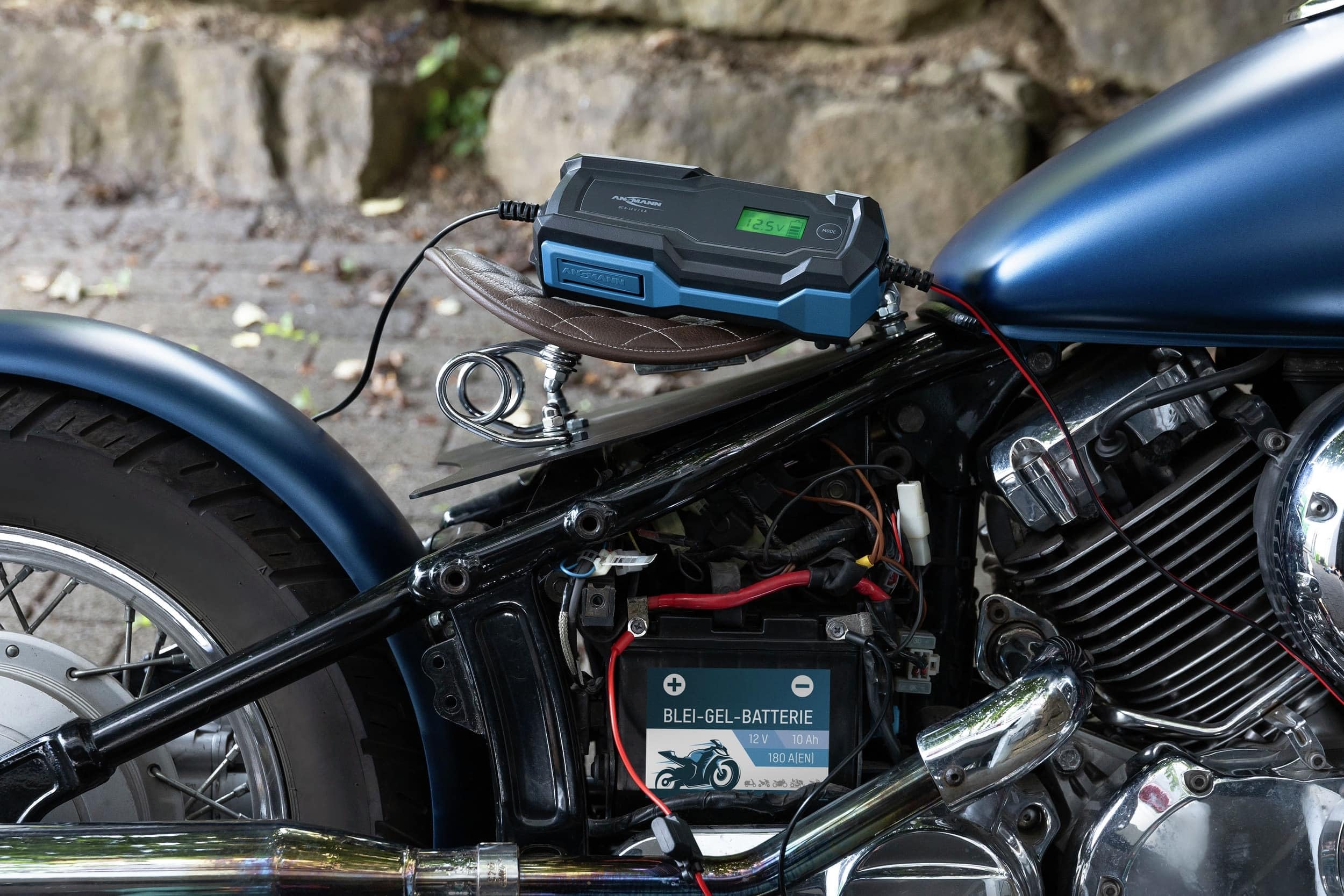 ANSMANN Cargador Inteligente de 10 Pasos 6 V 12 V/6 A con Pantalla LCD para baterías Plomo-Acido, Plomo-Gel y Plomo-Lies, así como baterías de 12 V LiFePo4 para Coche, Moto y Furgoneta