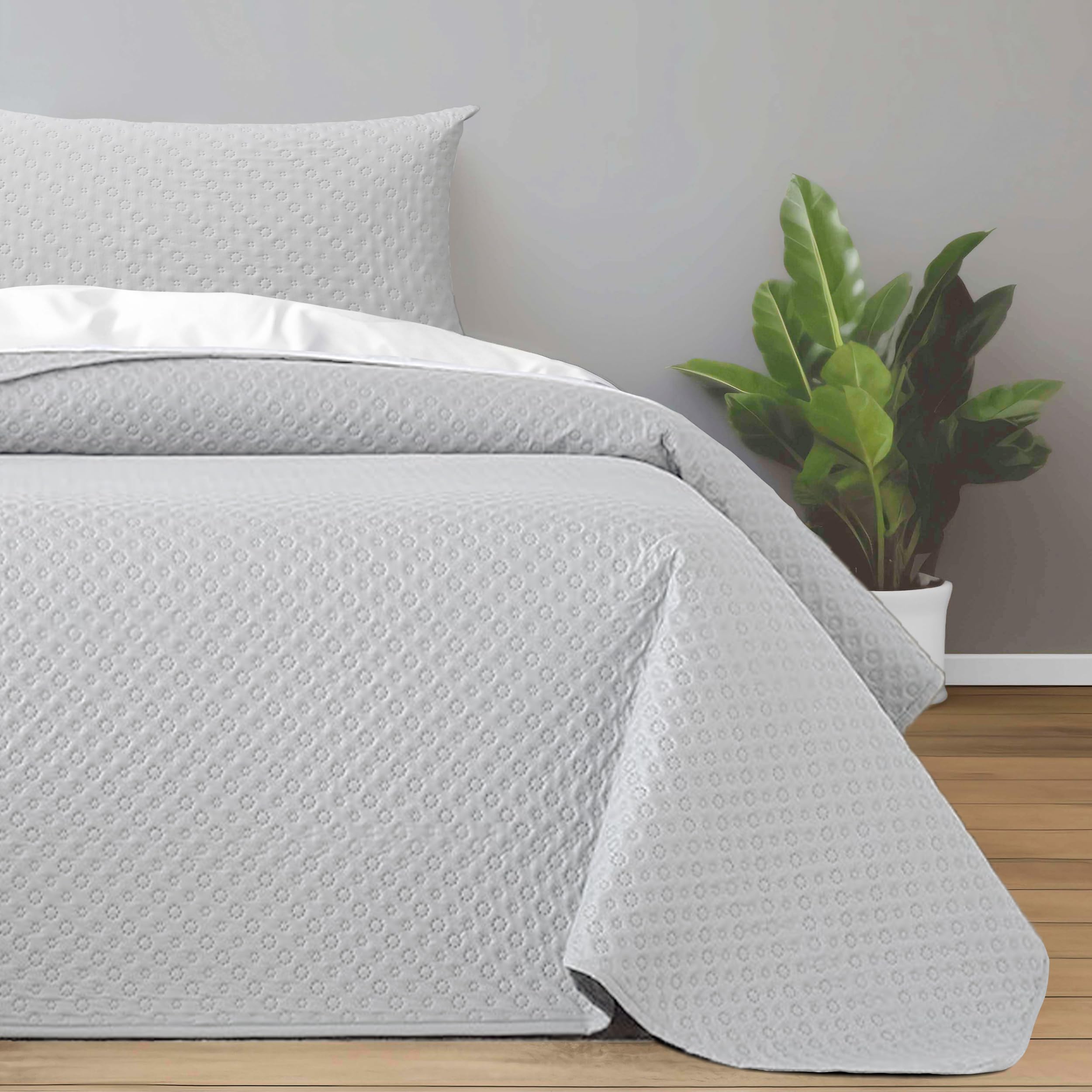 DALINA Textil - Colcha bouti para Verano y Entretiempo, Colcha para Cama 90-100% Poliester, Colcha Cubre Cama Fina, Suave, 180x265 Gris Claro con una Funda de Cojin 45x70cm