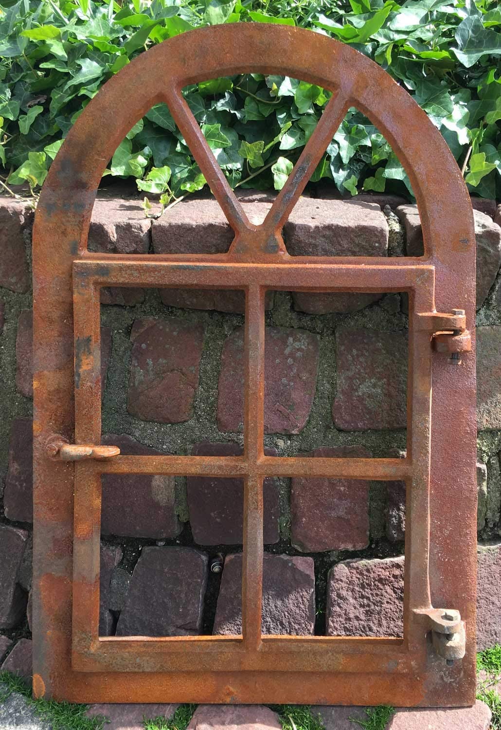 Fenetre marocaine sculptee bois et fer forge avec volet, 80 x 60 cm