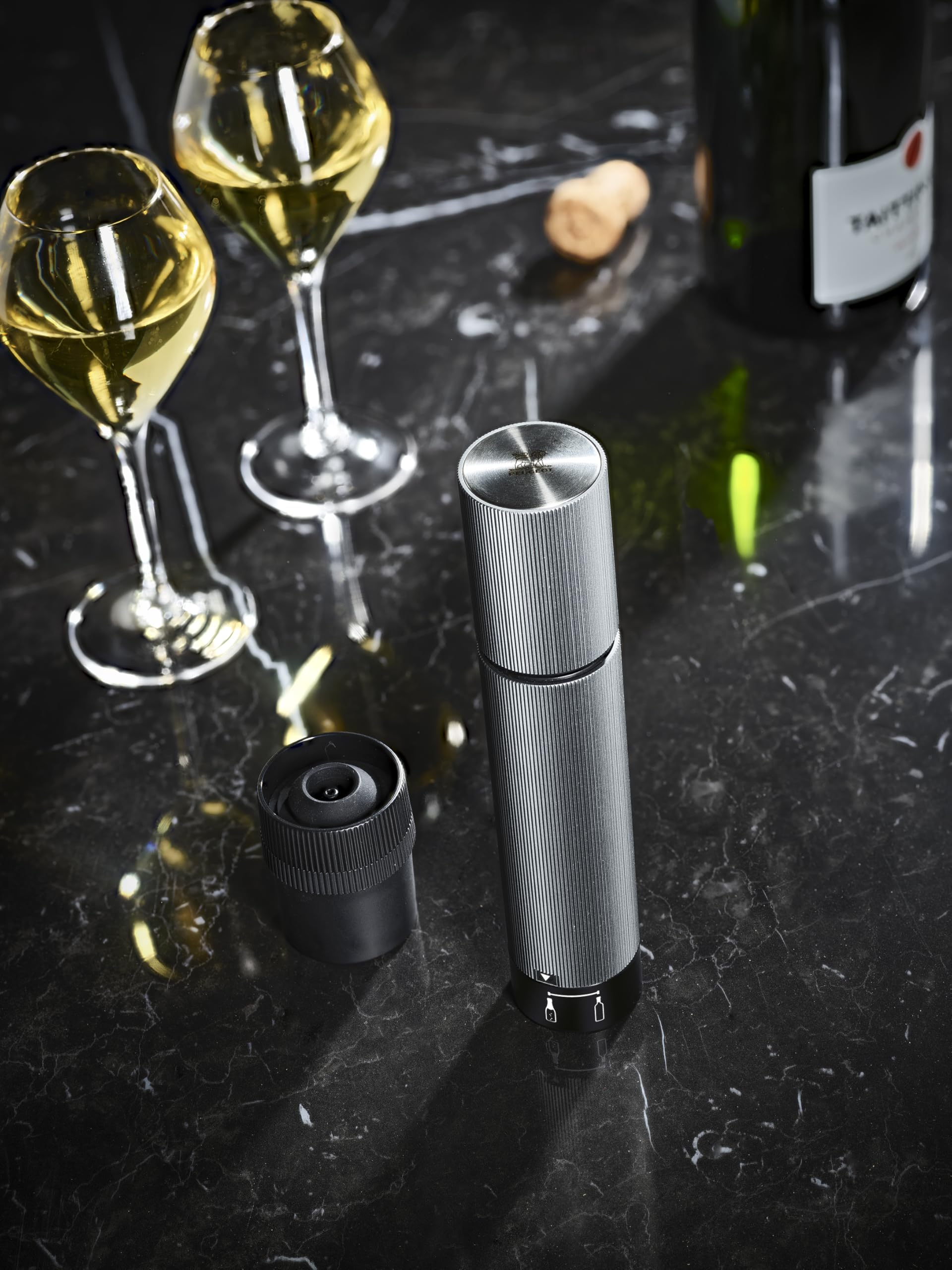 PEUGEOT - Pompe à Vide Manuelle Preserve Line en Aluminium - Double Fonction Vin Tranquille & Effervescent - 3 Bouchons Inclus - Préserve Arômes et Pétillant - Coloris Carbone