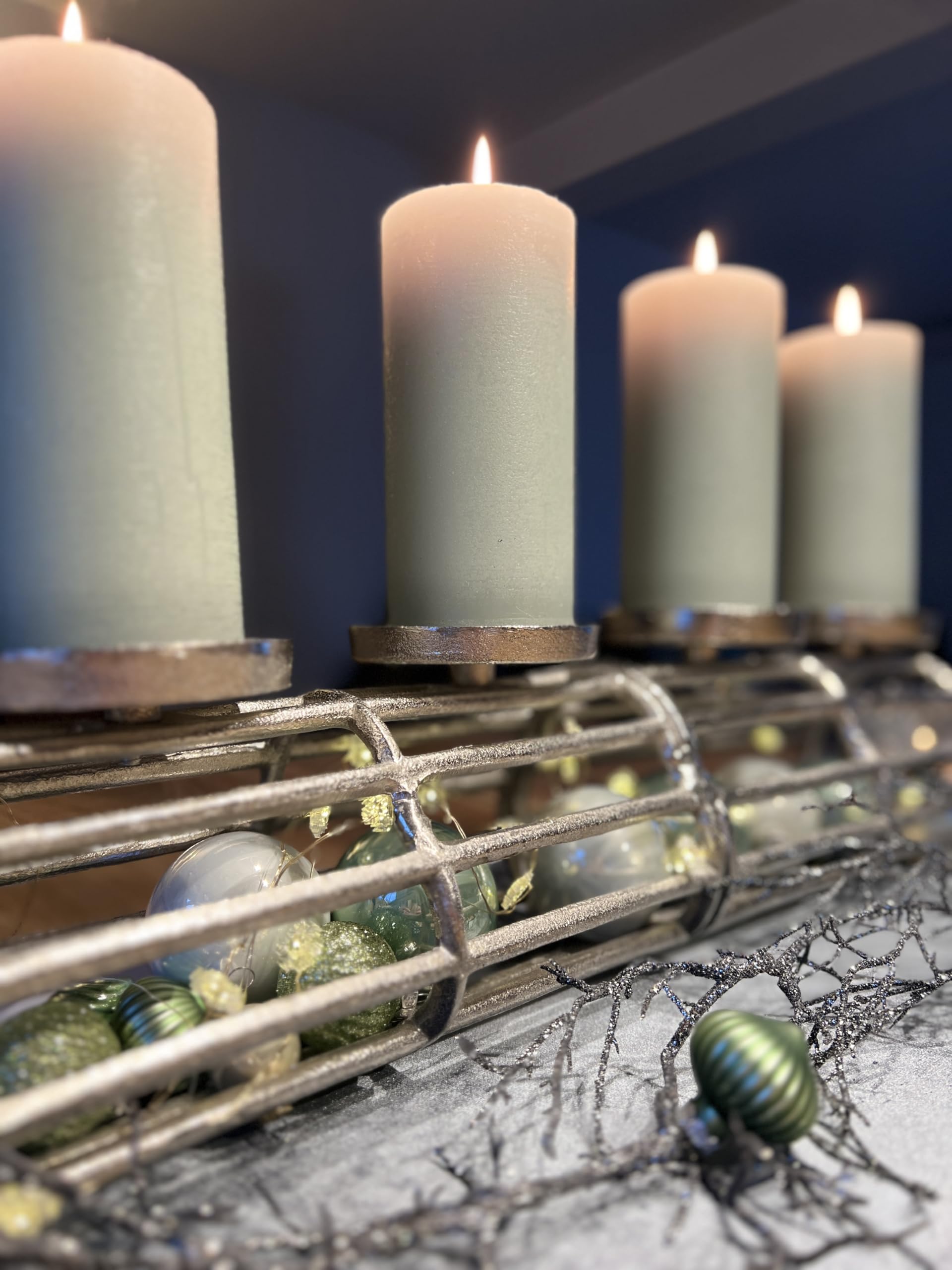 Brandsseller Adventskranz | Länge 51 cm Höhe 13 cm | Weihnachtskranz | Kerzenhalter | Deko Adventsgesteck | Aluminium | Silber