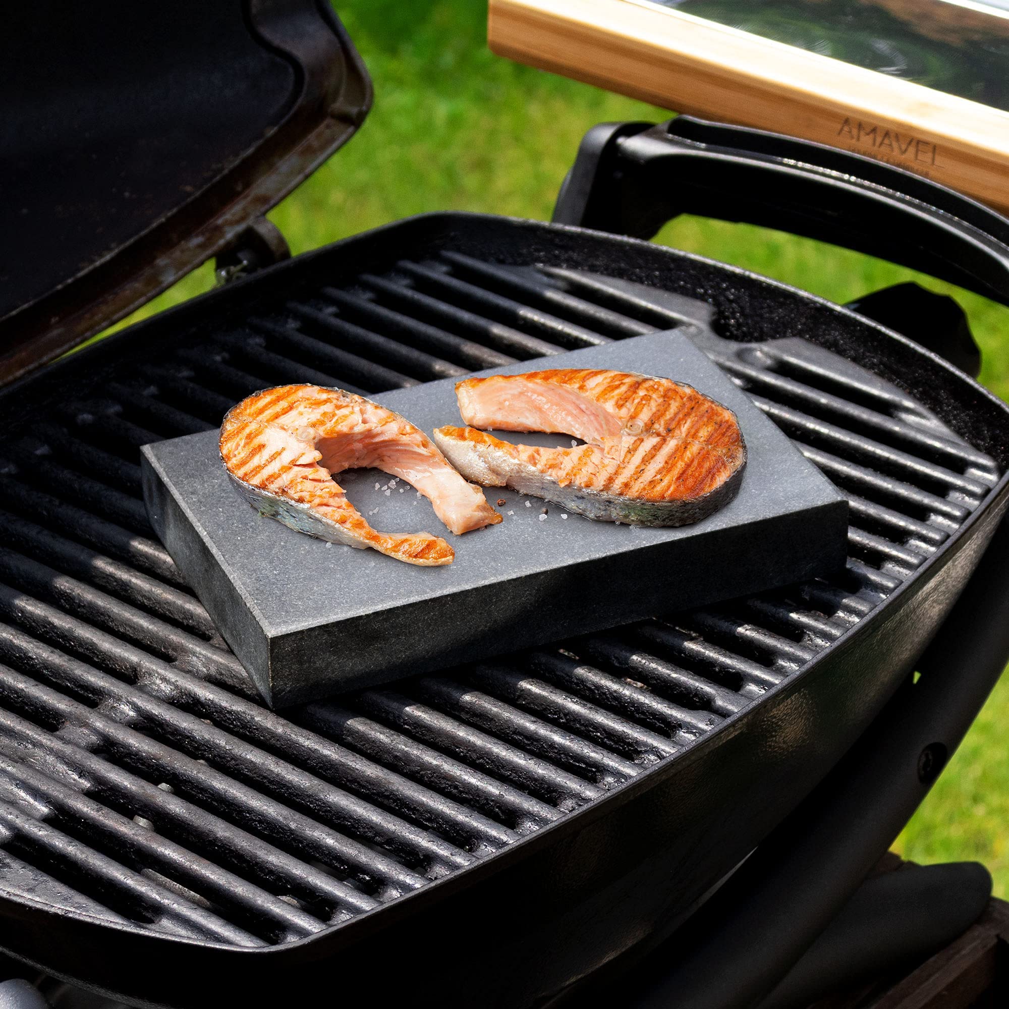 AMAVEL 2er Set Lavastein Steakbretter, Heißer Stein-Grill mit Saucenschälchen und Keramik-Platte, Bambusbrett mit Hot Stone Grill, BBQ Steinplatte, Steak Grillplatte, Lavastone Grill Set, Tischgrill