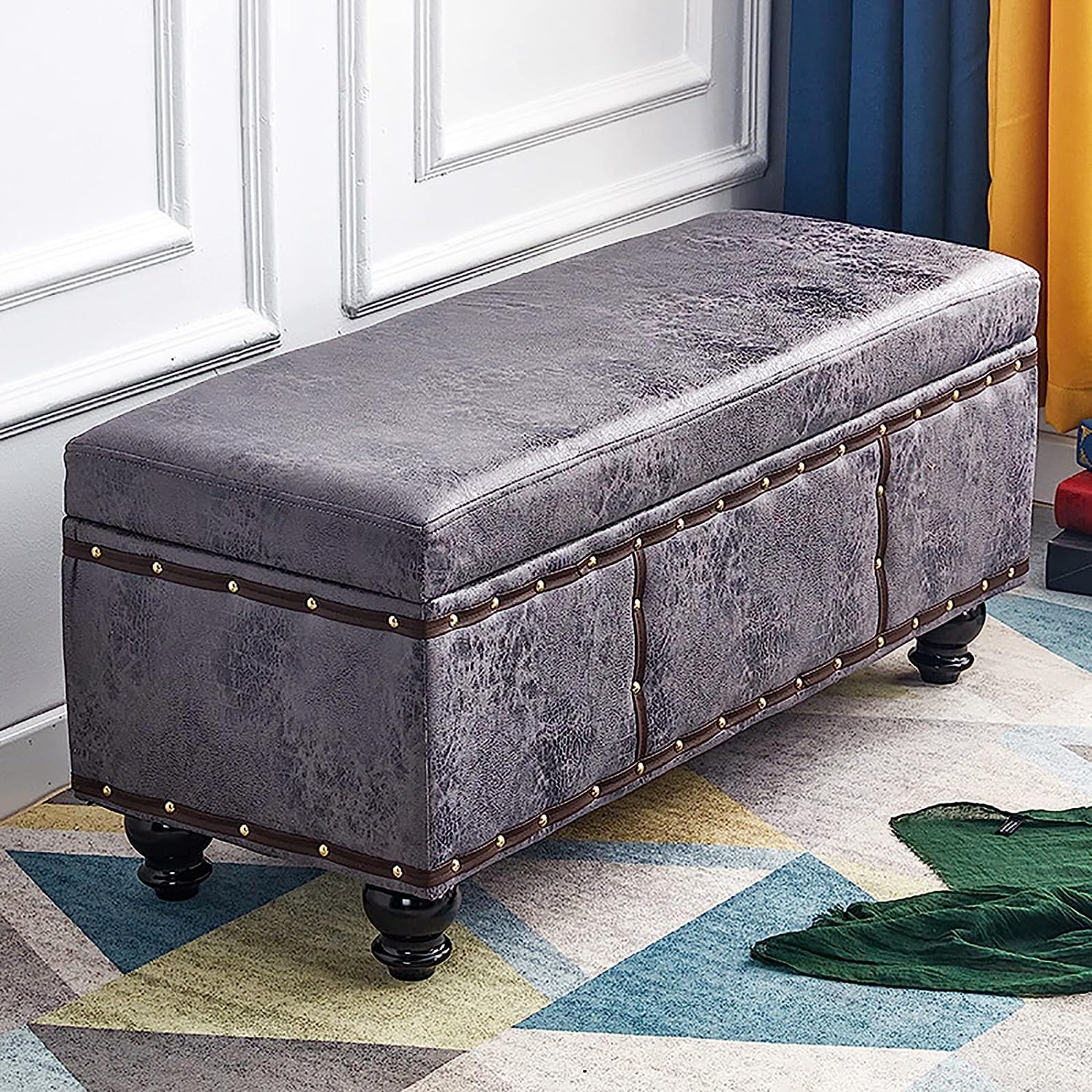 Repose-pieds moderne en similicuir gris au design épuré