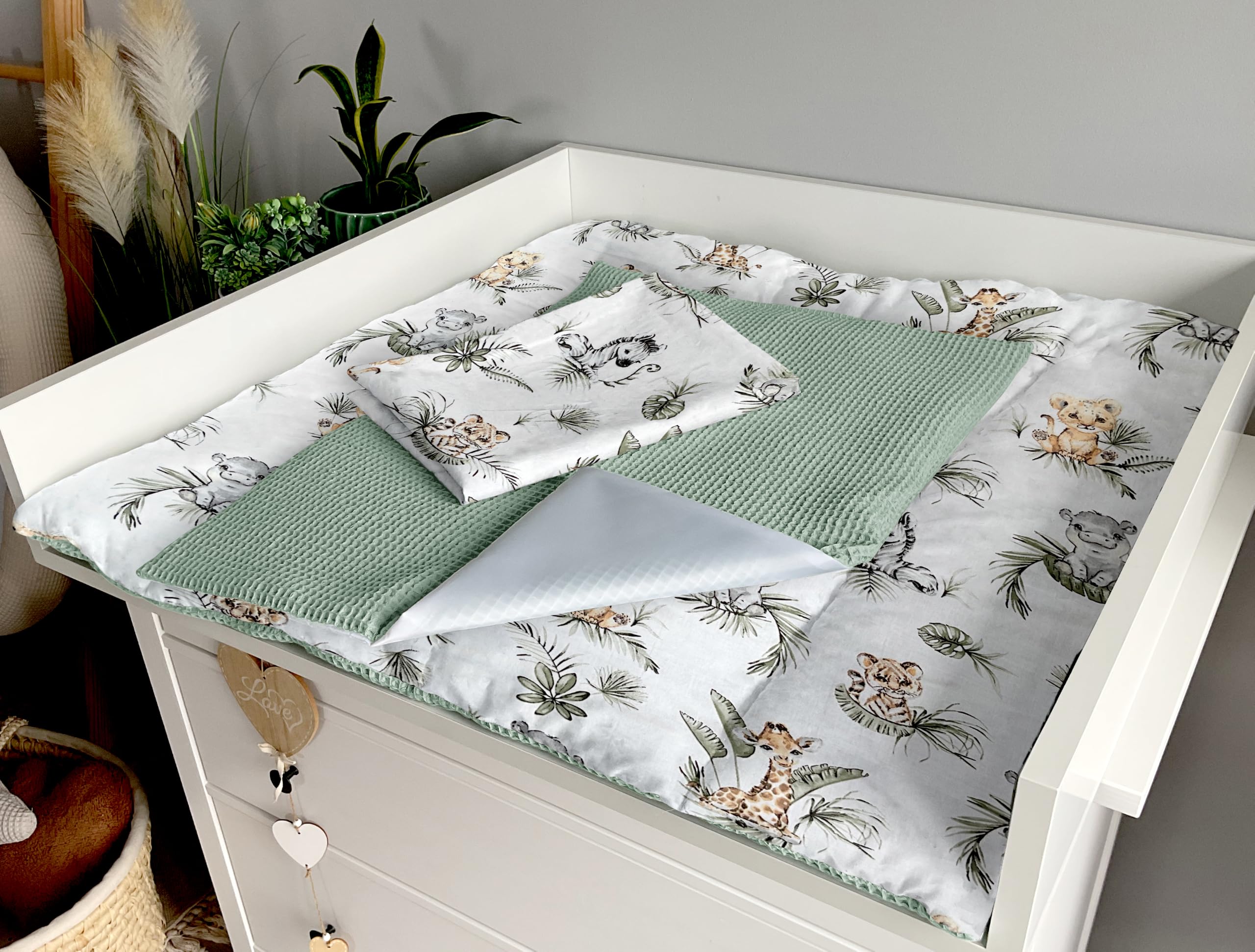 Wickelauflage Set 6-teilig – Wickelunterlage aus Baumwolle & Waffelstoff – Baby Wickelauflage – Geschenk zur Babyparty – Wickeltischauflage – 85x75 cm (Breite x Tiefe), Safari und Dusty Mint