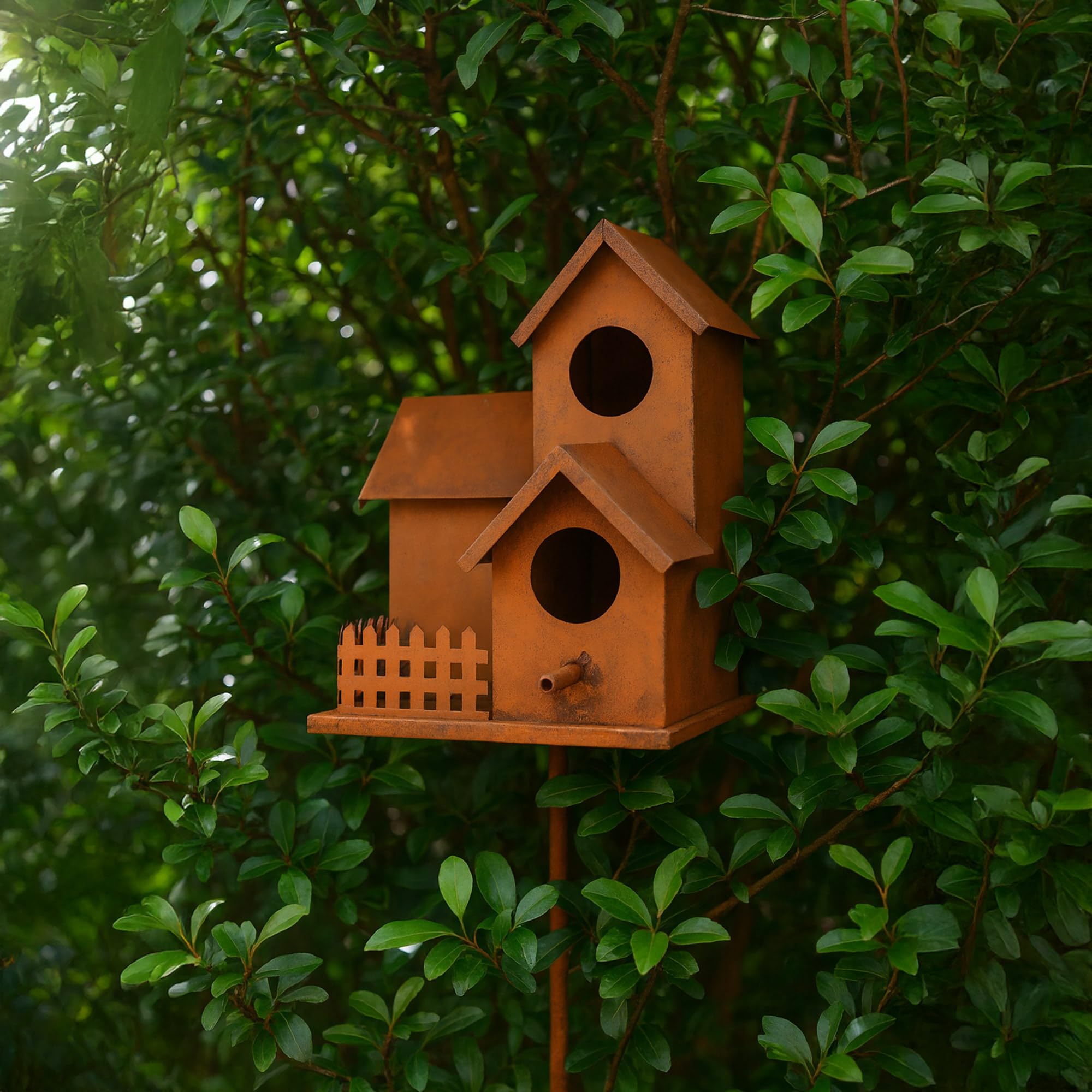 UNUS Vogelhaus aus Metall in Rostoptik mit Stab 132 cm dekoratives Vogelhäuschen für Garten und Terrasse