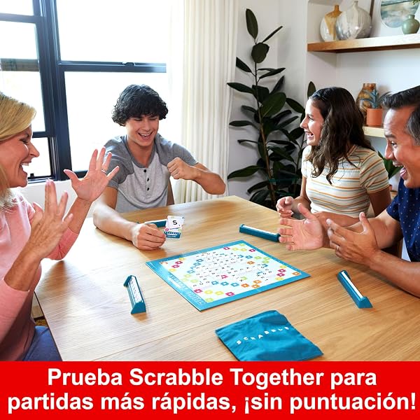 Vista detallada del tablero de doble cara del Scrabble 2 Juegos en 1, mostrando ambas versiones del juego.