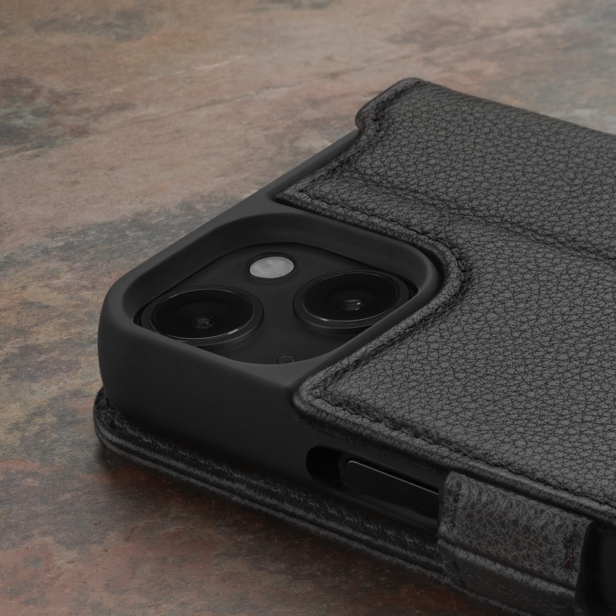 TORRO Skórzane Etui do iPhone 15 – Wysokiej Jakości Skórzane Etui-Portfel z Poziomym Stojakiem i Przegródkami na Karty (Czarny)