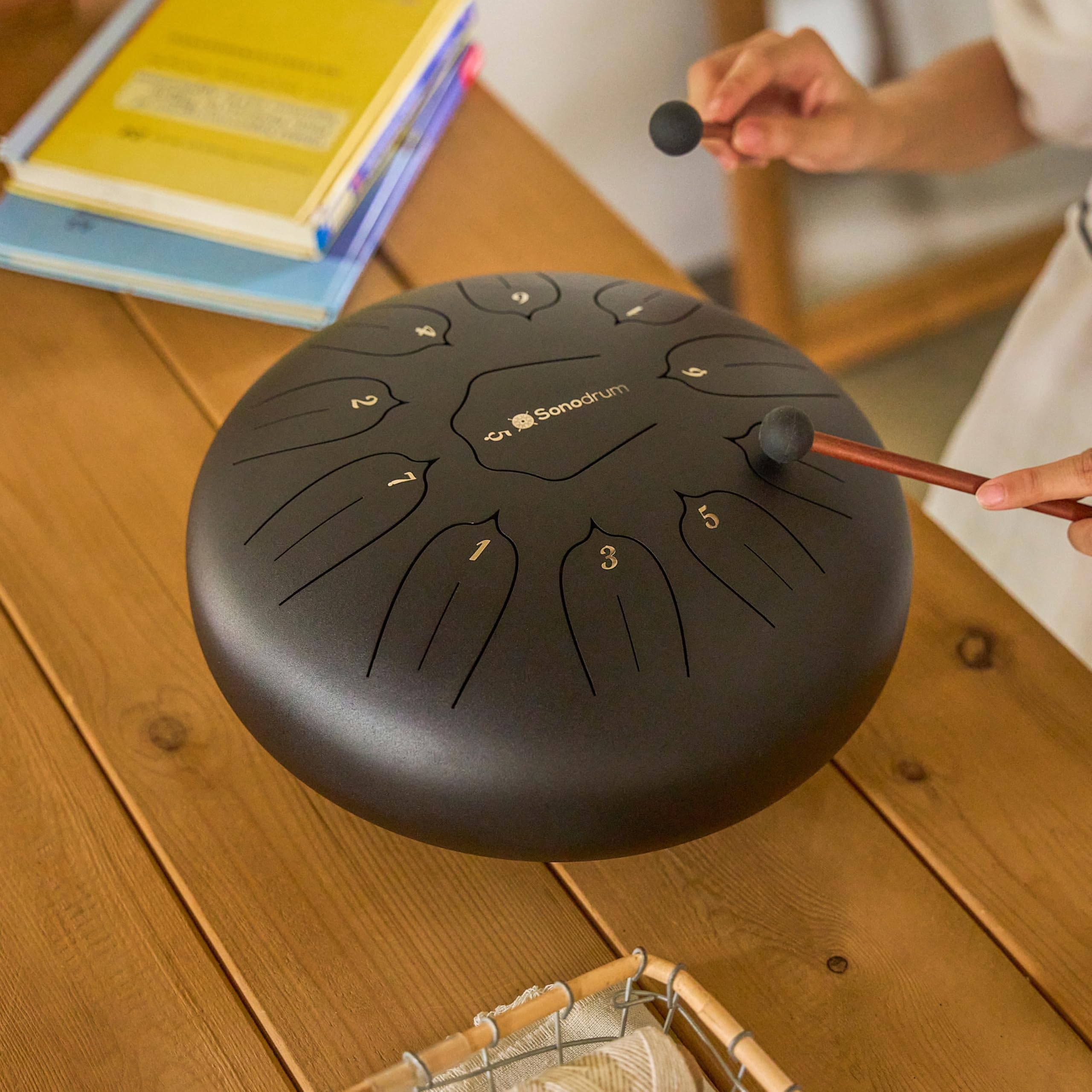 Sonodrum Stalen tongtrommel Standard D groot in goud - 30 cm Diameter met 11 tonen - Steel tongue drum inclusief songboek, mallets en draagtas. Eenvoudig te bespelen, muziek lezen is niet nodig