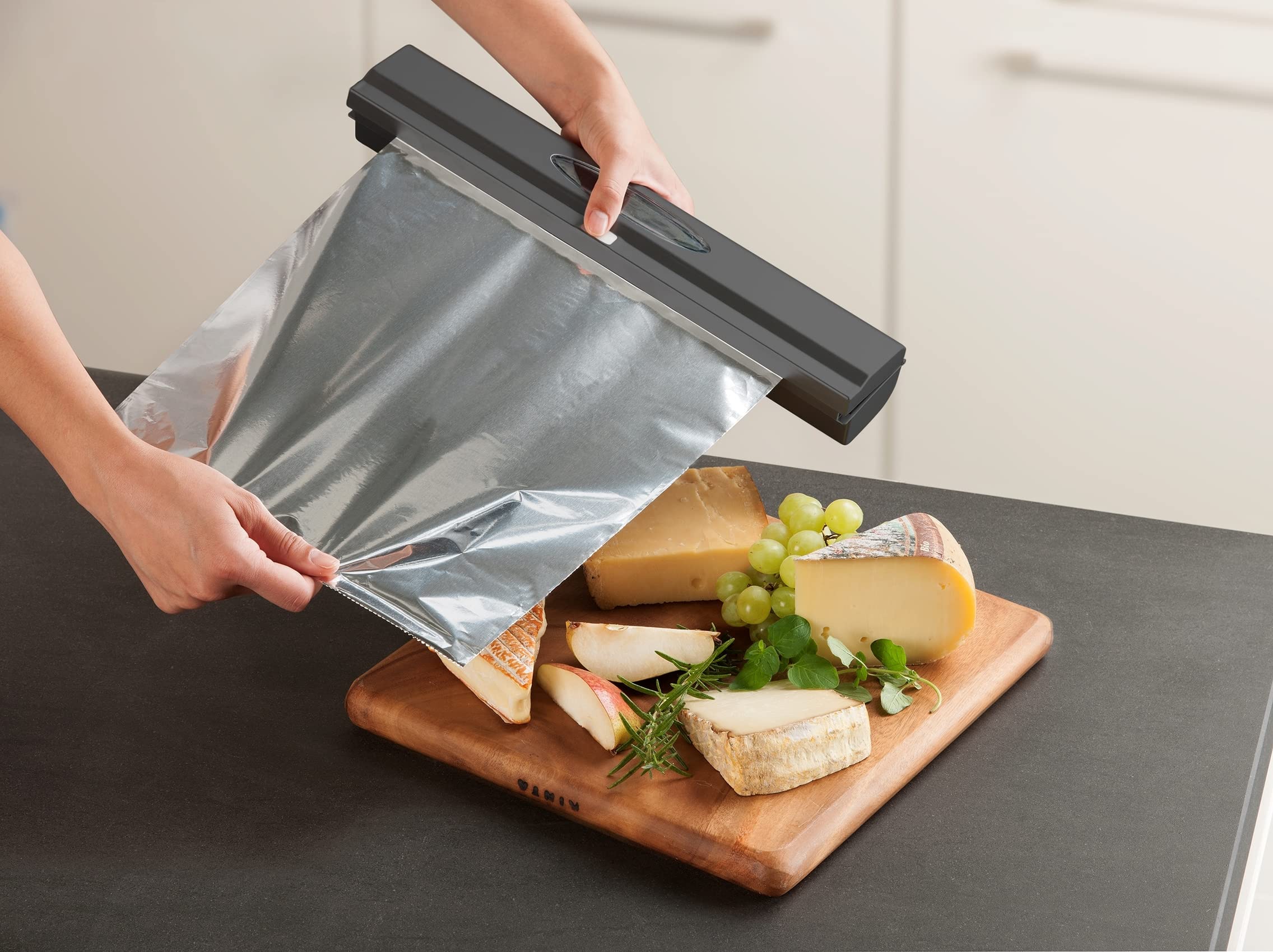 Wenko 86678100 Dispenser di pellicola alimentare Perfect Cutter, antracite, plastica, 38 x 5,2 x 6,7 cm