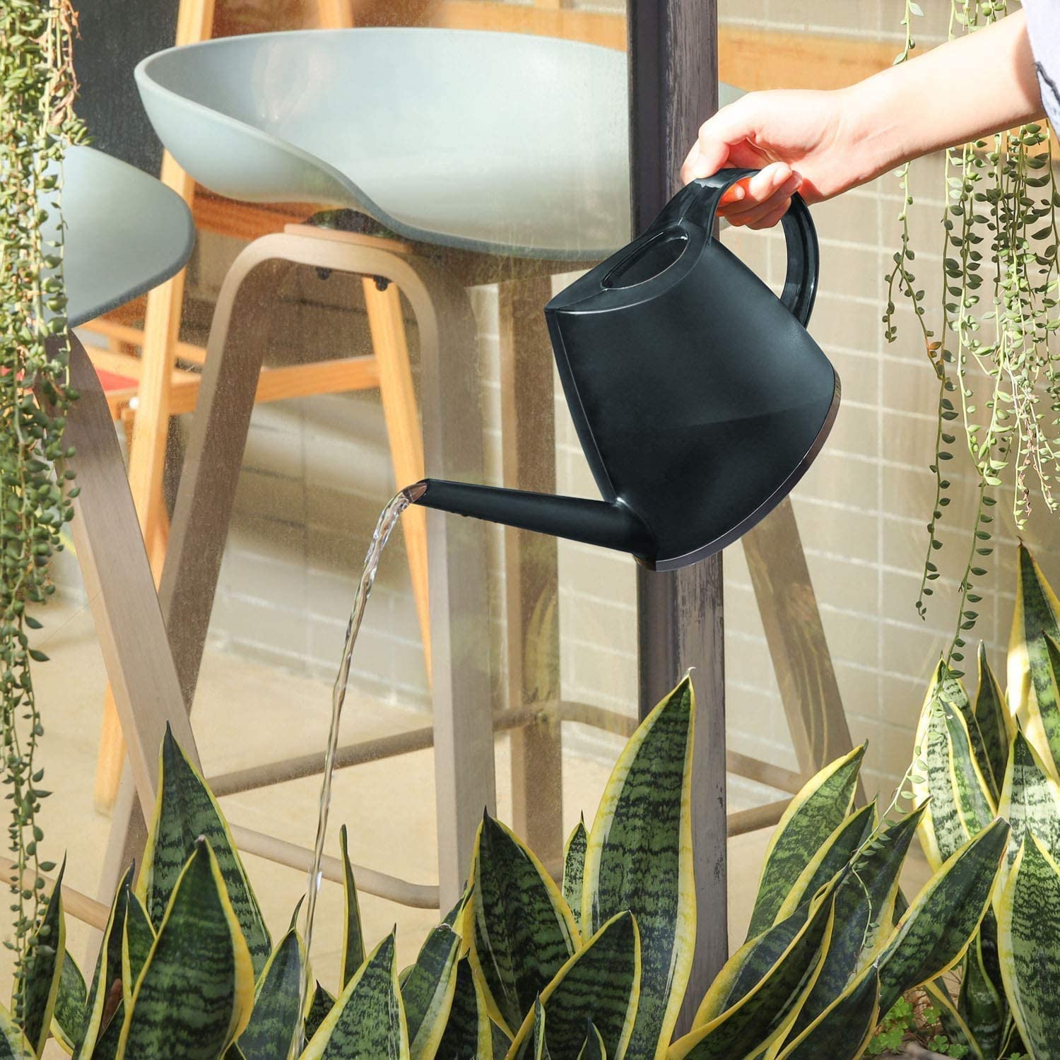 Gießkannen 1,4 l Kunststoff-Gießkanne für den Innen- und Außenbereich, Langer Auslauf, Gießkessel mit Griff für Gartenhaus, Blumengießkanne praktisch