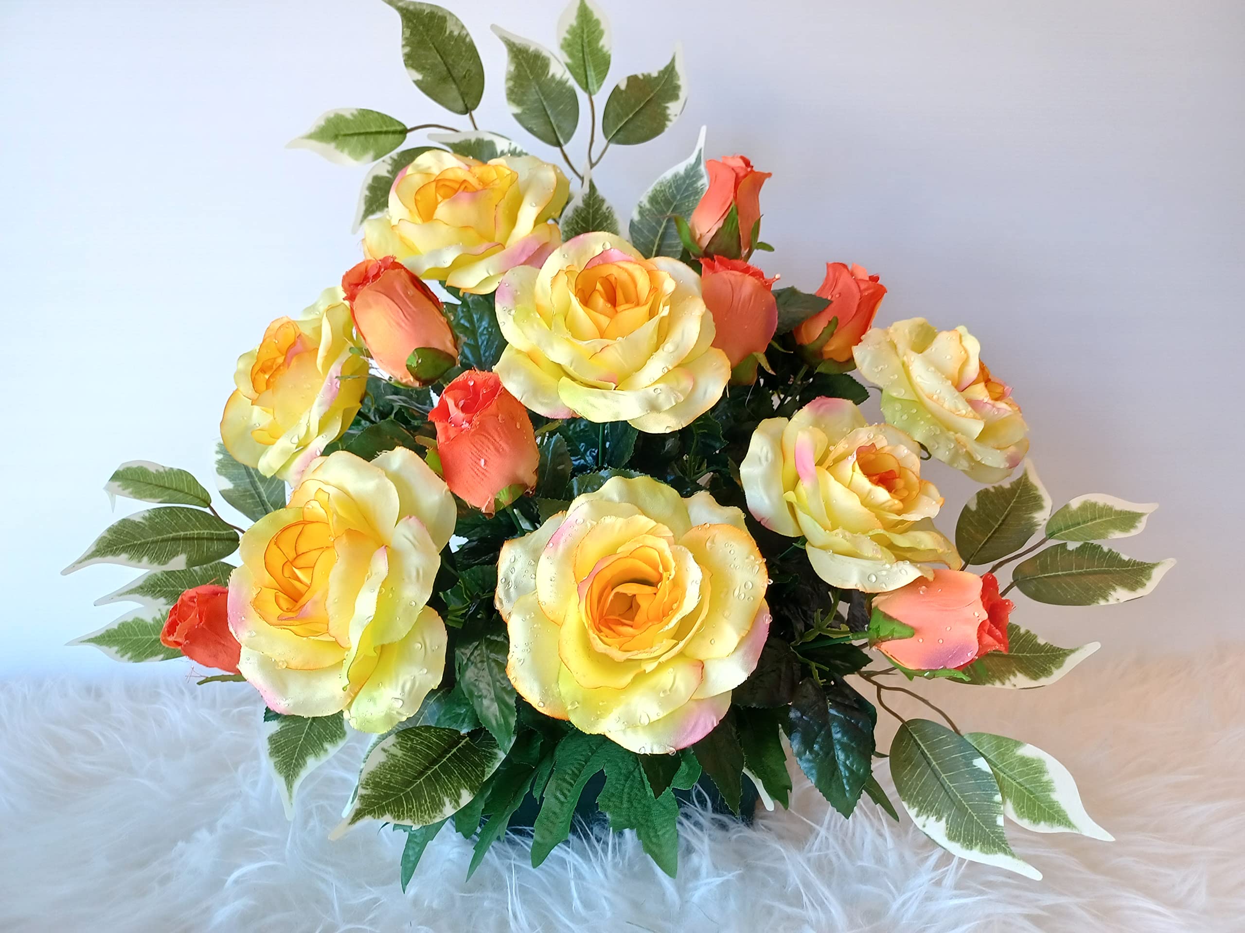Composition de de Fleurs artificielles lesté Ciment. Réalisé par nos Soins. Les Fleurs sont de très Bonne Tenue et qualité. Vous ne serez Pas déçus par sa résistance au Vent.